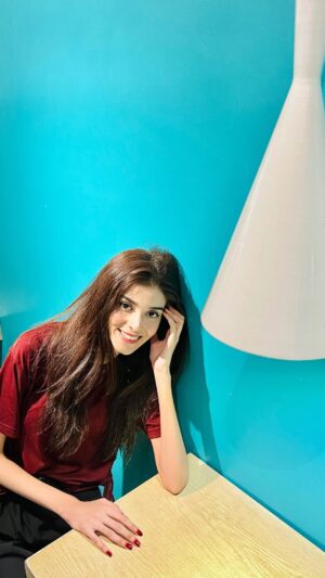 Zainab Shabbir Instagram - Well yeah i can't wink properly 🤷🏻‍♀️😉🐣