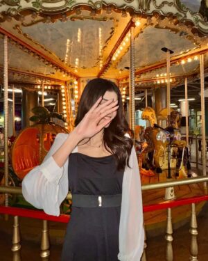 Zainab Shabbir Instagram - I'm on a Merry-go-round,
Going Around ... 🎠💎

.
.
.
.
.
.
.
.
.
.
.
.
.
.
.
.
.
.
.
.
Outfit by @parien_house 
🩰 @blackbeiger
