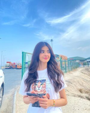 Zainab Shabbir Instagram - I'm at a point where I don't even know the point I'm at 
but
I'm at a point ☝🏽✴️

.
.
.

Tee by @artxtra.pk 
📱case by @aatechshop

#zainabshabbir