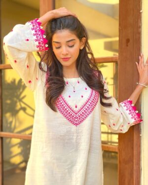 Zainab Shabbir Instagram - Kbhi yaaden kbhi baaten,
Kbhi pichli mulaqaten,
Bht kuch yaad ata hai tere yaad ane se.. ☀️

.
.
.
.
.
Wearing @shopaddee