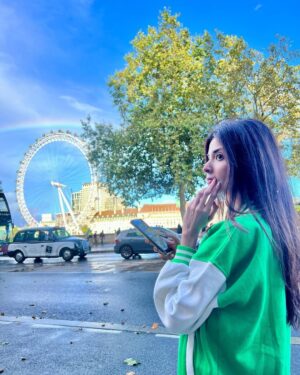 Zainab Shabbir Instagram - City sightseeing 🎡🔆🌈

Wasn't sure to post so many clicks but couldn't narrow it down to just a few 🤷🏻‍♀️

#londoneye #bigben #travelinspo #love
