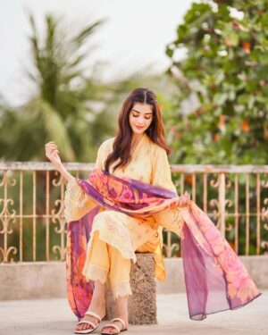 Zainab Shabbir Instagram - Eid Day 2 🌼🫶🏻

Biryani, pulaow or karahi
Which one is you favourite??? 😋

.
.
.
.

Wearing @shopaddee 

📸 @jerrymuqiiphotography