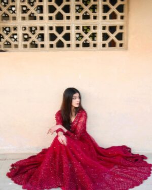 Zainab Shabbir Instagram - You are a story 
only a few would be able to tell .. 💎

.

Outfit @wajahatmansoorofficial ♥️

📸 @jerrymuqiiphotography

#zainabshabbir 
#saturdaymood
