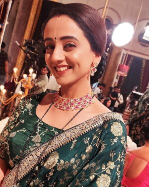 Zalak Desai Instagram - 💚💚💚💚M E H E N D I💚💚💚💚

📸 & Hairstylist: @its.alvina_ 

#MehendiLook#KhyatiKothari#Anupamaa#Grateful#Blessed