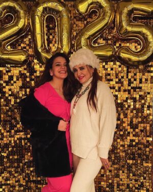 Zara Noor Abbas Instagram - Happy New Yearrrrrr Everyone!!!!! 
May 2025 be filled with Honesty and no pretence with great health and well wishers all year round. 🎷🎉🫶🏻

My OCD has hit hard and I WANT music on this post and thus this has been deleted 8 times before. Anyway, let’s see if it’s still there. 
Can you hear it?