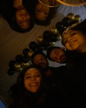 Zara Noor Abbas Instagram - Happy New Yearrrrrr Everyone!!!!! 
May 2025 be filled with Honesty and no pretence with great health and well wishers all year round. 🎷🎉🫶🏻

My OCD has hit hard and I WANT music on this post and thus this has been deleted 8 times before. Anyway, let’s see if it’s still there. 
Can you hear it?