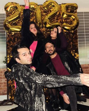 Zara Noor Abbas Instagram - Happy New Yearrrrrr Everyone!!!!! 
May 2025 be filled with Honesty and no pretence with great health and well wishers all year round. 🎷🎉🫶🏻

My OCD has hit hard and I WANT music on this post and thus this has been deleted 8 times before. Anyway, let’s see if it’s still there. 
Can you hear it?