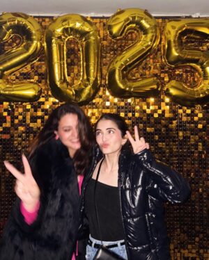 Zara Noor Abbas Instagram - Happy New Yearrrrrr Everyone!!!!! 
May 2025 be filled with Honesty and no pretence with great health and well wishers all year round. 🎷🎉🫶🏻

My OCD has hit hard and I WANT music on this post and thus this has been deleted 8 times before. Anyway, let’s see if it’s still there. 
Can you hear it?