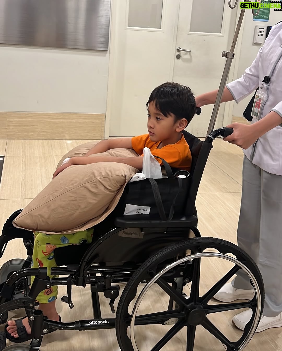 Zaskia Adya Mecca - 100.6K Likes - Sedikit cerita seminggu sebelum Ramadhan ku, waktu hari selasa minggu lalu entah knp sepanjang meeting aku pengen posisi meringkuk kaya mau bertelur 😂😂 kirain lelah2 biasa aja.. lalu hari berjalan normal, sampai hari rabu setelah live, aku milih tidur siang! (Jujur da berasa aneh, krn biasanya cuma bisa tidur siang kalau ga enak badan) , tapi lagi2 masi denial..
Akhirnya hari kamis ku ambil day off, seharian dikamar kaya nyari energi, qadarullah malemnya perut Kaba kolik sampai kita bawa ke RS dan dirawat 1 malam.. sepanjang di RS nemenin Kaba, badan ku rasanya gak karuan luar biasa, tapi ku pikir “kurang tidur kayanya, krn urus kaba semaleman begadang”
Dihari jumat jalan udah kaya orang mabok, pegangan terus juga demam 😅 akhirnya setelah sabtu selesai tugas mendampingi saudaraku nikah, baru cek darah.. ternyata positif thyfus dan dari hasil leukosit yang super drop tampaknya sudah 2-3hari sakitnya..
Sempet coba rawat dirumah sampai senin, tapi makin ga enak badannya akhirnya nyerah dirawat 3 hari di RS… Alhamdulillah segeran lebih cepet, dan dapet istirahat yang proper (krn ku minta ga usah ada yang nemenin aku bermalam selama di RS)
Alhamdulillah sekarang udah sehaaat sesuai doa ku kmrn, “dikasih badan yang Fit pas Ramadhan mulai” 🤗❤️
Makasiih doa, ucapan, kiriman dan perhatiannya kmrn baik yang dateng, wasap, terutama yang ngurusin aku dirumah.. sayang sekali sama kaliaaaan!!!! Energinya, menjadi booster aku sangat❤️❤️❤️
Maaf ya badan, butuh 5hari aku buat menyadari kalo lagi sakit betulan🥲 pun10🙌🏻