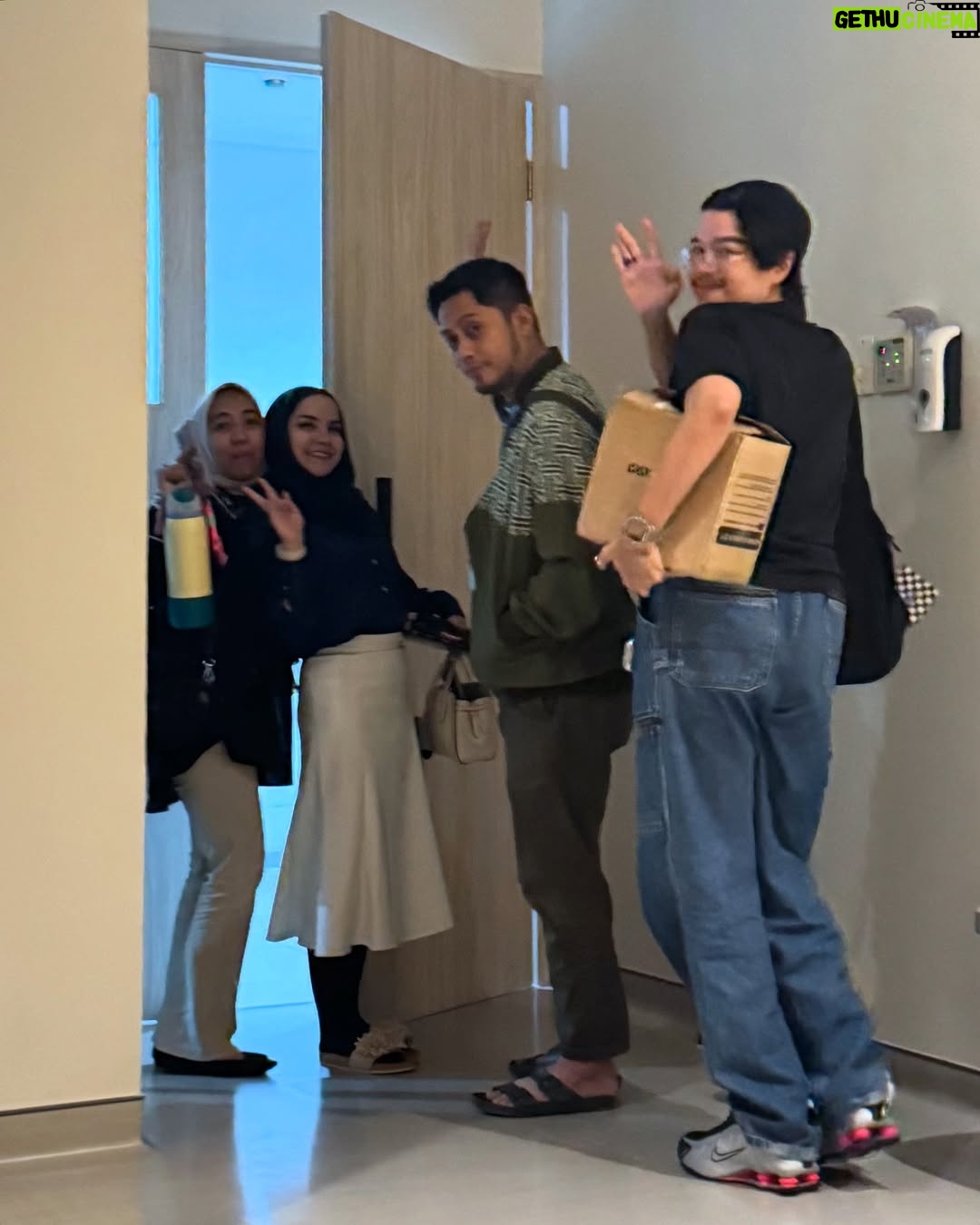 Zaskia Adya Mecca - 100.6K Likes - Sedikit cerita seminggu sebelum Ramadhan ku, waktu hari selasa minggu lalu entah knp sepanjang meeting aku pengen posisi meringkuk kaya mau bertelur 😂😂 kirain lelah2 biasa aja.. lalu hari berjalan normal, sampai hari rabu setelah live, aku milih tidur siang! (Jujur da berasa aneh, krn biasanya cuma bisa tidur siang kalau ga enak badan) , tapi lagi2 masi denial..
Akhirnya hari kamis ku ambil day off, seharian dikamar kaya nyari energi, qadarullah malemnya perut Kaba kolik sampai kita bawa ke RS dan dirawat 1 malam.. sepanjang di RS nemenin Kaba, badan ku rasanya gak karuan luar biasa, tapi ku pikir “kurang tidur kayanya, krn urus kaba semaleman begadang”
Dihari jumat jalan udah kaya orang mabok, pegangan terus juga demam 😅 akhirnya setelah sabtu selesai tugas mendampingi saudaraku nikah, baru cek darah.. ternyata positif thyfus dan dari hasil leukosit yang super drop tampaknya sudah 2-3hari sakitnya..
Sempet coba rawat dirumah sampai senin, tapi makin ga enak badannya akhirnya nyerah dirawat 3 hari di RS… Alhamdulillah segeran lebih cepet, dan dapet istirahat yang proper (krn ku minta ga usah ada yang nemenin aku bermalam selama di RS)
Alhamdulillah sekarang udah sehaaat sesuai doa ku kmrn, “dikasih badan yang Fit pas Ramadhan mulai” 🤗❤️
Makasiih doa, ucapan, kiriman dan perhatiannya kmrn baik yang dateng, wasap, terutama yang ngurusin aku dirumah.. sayang sekali sama kaliaaaan!!!! Energinya, menjadi booster aku sangat❤️❤️❤️
Maaf ya badan, butuh 5hari aku buat menyadari kalo lagi sakit betulan🥲 pun10🙌🏻