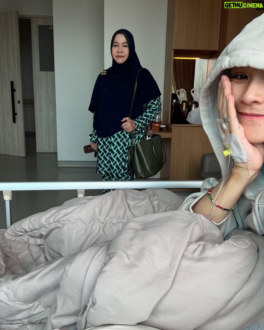 Zaskia Adya Mecca - 100.6K Likes - Sedikit cerita seminggu sebelum Ramadhan ku, waktu hari selasa minggu lalu entah knp sepanjang meeting aku pengen posisi meringkuk kaya mau bertelur 😂😂 kirain lelah2 biasa aja.. lalu hari berjalan normal, sampai hari rabu setelah live, aku milih tidur siang! (Jujur da berasa aneh, krn biasanya cuma bisa tidur siang kalau ga enak badan) , tapi lagi2 masi denial..
Akhirnya hari kamis ku ambil day off, seharian dikamar kaya nyari energi, qadarullah malemnya perut Kaba kolik sampai kita bawa ke RS dan dirawat 1 malam.. sepanjang di RS nemenin Kaba, badan ku rasanya gak karuan luar biasa, tapi ku pikir “kurang tidur kayanya, krn urus kaba semaleman begadang”
Dihari jumat jalan udah kaya orang mabok, pegangan terus juga demam 😅 akhirnya setelah sabtu selesai tugas mendampingi saudaraku nikah, baru cek darah.. ternyata positif thyfus dan dari hasil leukosit yang super drop tampaknya sudah 2-3hari sakitnya..
Sempet coba rawat dirumah sampai senin, tapi makin ga enak badannya akhirnya nyerah dirawat 3 hari di RS… Alhamdulillah segeran lebih cepet, dan dapet istirahat yang proper (krn ku minta ga usah ada yang nemenin aku bermalam selama di RS)
Alhamdulillah sekarang udah sehaaat sesuai doa ku kmrn, “dikasih badan yang Fit pas Ramadhan mulai” 🤗❤️
Makasiih doa, ucapan, kiriman dan perhatiannya kmrn baik yang dateng, wasap, terutama yang ngurusin aku dirumah.. sayang sekali sama kaliaaaan!!!! Energinya, menjadi booster aku sangat❤️❤️❤️
Maaf ya badan, butuh 5hari aku buat menyadari kalo lagi sakit betulan🥲 pun10🙌🏻