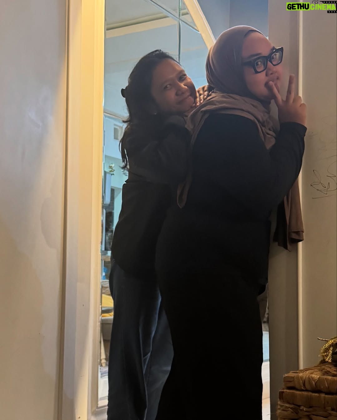 Zaskia Adya Mecca - 100.6K Likes - Sedikit cerita seminggu sebelum Ramadhan ku, waktu hari selasa minggu lalu entah knp sepanjang meeting aku pengen posisi meringkuk kaya mau bertelur 😂😂 kirain lelah2 biasa aja.. lalu hari berjalan normal, sampai hari rabu setelah live, aku milih tidur siang! (Jujur da berasa aneh, krn biasanya cuma bisa tidur siang kalau ga enak badan) , tapi lagi2 masi denial..
Akhirnya hari kamis ku ambil day off, seharian dikamar kaya nyari energi, qadarullah malemnya perut Kaba kolik sampai kita bawa ke RS dan dirawat 1 malam.. sepanjang di RS nemenin Kaba, badan ku rasanya gak karuan luar biasa, tapi ku pikir “kurang tidur kayanya, krn urus kaba semaleman begadang”
Dihari jumat jalan udah kaya orang mabok, pegangan terus juga demam 😅 akhirnya setelah sabtu selesai tugas mendampingi saudaraku nikah, baru cek darah.. ternyata positif thyfus dan dari hasil leukosit yang super drop tampaknya sudah 2-3hari sakitnya..
Sempet coba rawat dirumah sampai senin, tapi makin ga enak badannya akhirnya nyerah dirawat 3 hari di RS… Alhamdulillah segeran lebih cepet, dan dapet istirahat yang proper (krn ku minta ga usah ada yang nemenin aku bermalam selama di RS)
Alhamdulillah sekarang udah sehaaat sesuai doa ku kmrn, “dikasih badan yang Fit pas Ramadhan mulai” 🤗❤️
Makasiih doa, ucapan, kiriman dan perhatiannya kmrn baik yang dateng, wasap, terutama yang ngurusin aku dirumah.. sayang sekali sama kaliaaaan!!!! Energinya, menjadi booster aku sangat❤️❤️❤️
Maaf ya badan, butuh 5hari aku buat menyadari kalo lagi sakit betulan🥲 pun10🙌🏻