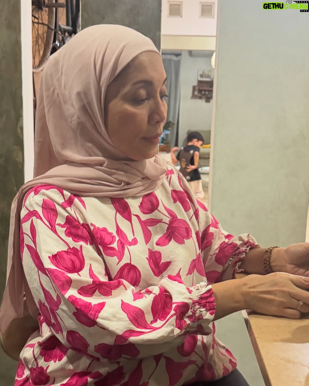 Zaskia Adya Mecca - 100.6K Likes - Sedikit cerita seminggu sebelum Ramadhan ku, waktu hari selasa minggu lalu entah knp sepanjang meeting aku pengen posisi meringkuk kaya mau bertelur 😂😂 kirain lelah2 biasa aja.. lalu hari berjalan normal, sampai hari rabu setelah live, aku milih tidur siang! (Jujur da berasa aneh, krn biasanya cuma bisa tidur siang kalau ga enak badan) , tapi lagi2 masi denial..
Akhirnya hari kamis ku ambil day off, seharian dikamar kaya nyari energi, qadarullah malemnya perut Kaba kolik sampai kita bawa ke RS dan dirawat 1 malam.. sepanjang di RS nemenin Kaba, badan ku rasanya gak karuan luar biasa, tapi ku pikir “kurang tidur kayanya, krn urus kaba semaleman begadang”
Dihari jumat jalan udah kaya orang mabok, pegangan terus juga demam 😅 akhirnya setelah sabtu selesai tugas mendampingi saudaraku nikah, baru cek darah.. ternyata positif thyfus dan dari hasil leukosit yang super drop tampaknya sudah 2-3hari sakitnya..
Sempet coba rawat dirumah sampai senin, tapi makin ga enak badannya akhirnya nyerah dirawat 3 hari di RS… Alhamdulillah segeran lebih cepet, dan dapet istirahat yang proper (krn ku minta ga usah ada yang nemenin aku bermalam selama di RS)
Alhamdulillah sekarang udah sehaaat sesuai doa ku kmrn, “dikasih badan yang Fit pas Ramadhan mulai” 🤗❤️
Makasiih doa, ucapan, kiriman dan perhatiannya kmrn baik yang dateng, wasap, terutama yang ngurusin aku dirumah.. sayang sekali sama kaliaaaan!!!! Energinya, menjadi booster aku sangat❤️❤️❤️
Maaf ya badan, butuh 5hari aku buat menyadari kalo lagi sakit betulan🥲 pun10🙌🏻