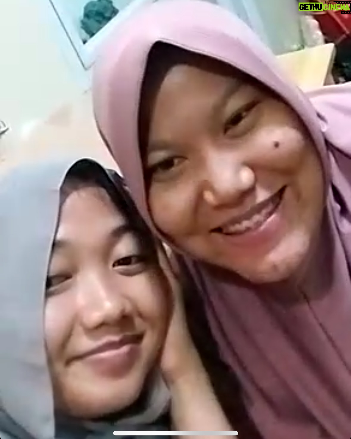 Zaskia Adya Mecca - 100.6K Likes - Sedikit cerita seminggu sebelum Ramadhan ku, waktu hari selasa minggu lalu entah knp sepanjang meeting aku pengen posisi meringkuk kaya mau bertelur 😂😂 kirain lelah2 biasa aja.. lalu hari berjalan normal, sampai hari rabu setelah live, aku milih tidur siang! (Jujur da berasa aneh, krn biasanya cuma bisa tidur siang kalau ga enak badan) , tapi lagi2 masi denial..
Akhirnya hari kamis ku ambil day off, seharian dikamar kaya nyari energi, qadarullah malemnya perut Kaba kolik sampai kita bawa ke RS dan dirawat 1 malam.. sepanjang di RS nemenin Kaba, badan ku rasanya gak karuan luar biasa, tapi ku pikir “kurang tidur kayanya, krn urus kaba semaleman begadang”
Dihari jumat jalan udah kaya orang mabok, pegangan terus juga demam 😅 akhirnya setelah sabtu selesai tugas mendampingi saudaraku nikah, baru cek darah.. ternyata positif thyfus dan dari hasil leukosit yang super drop tampaknya sudah 2-3hari sakitnya..
Sempet coba rawat dirumah sampai senin, tapi makin ga enak badannya akhirnya nyerah dirawat 3 hari di RS… Alhamdulillah segeran lebih cepet, dan dapet istirahat yang proper (krn ku minta ga usah ada yang nemenin aku bermalam selama di RS)
Alhamdulillah sekarang udah sehaaat sesuai doa ku kmrn, “dikasih badan yang Fit pas Ramadhan mulai” 🤗❤️
Makasiih doa, ucapan, kiriman dan perhatiannya kmrn baik yang dateng, wasap, terutama yang ngurusin aku dirumah.. sayang sekali sama kaliaaaan!!!! Energinya, menjadi booster aku sangat❤️❤️❤️
Maaf ya badan, butuh 5hari aku buat menyadari kalo lagi sakit betulan🥲 pun10🙌🏻