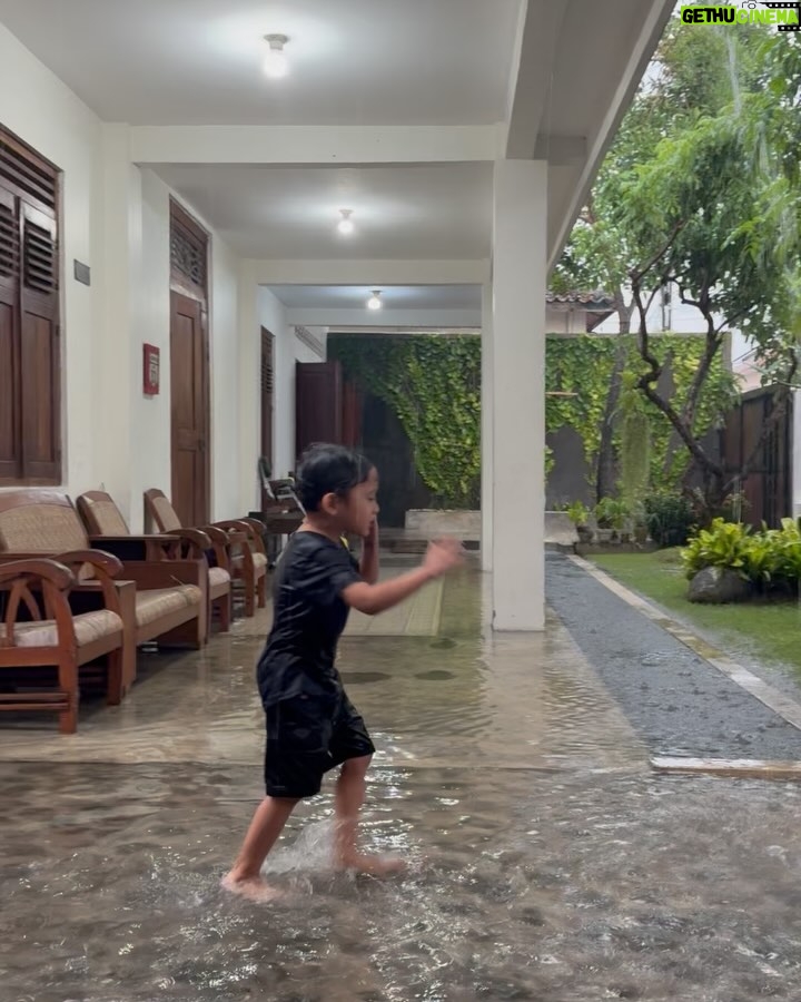 Zaskia Adya Mecca - 83.8K Likes - Hai Jogja, kamu memang sangat layak untuk disebut RUMAH… 🥺🫵 hidup semestinya, tenang dan damai, tanpa tuntutan hidup yang tiada hentinya seperti di Jakarta…
Setidaknya, itu yang ku rasakan…
Beruntung nikah sama @hanungbramantyo , ku menemukan rumah lebih utuh karena nya 🏡