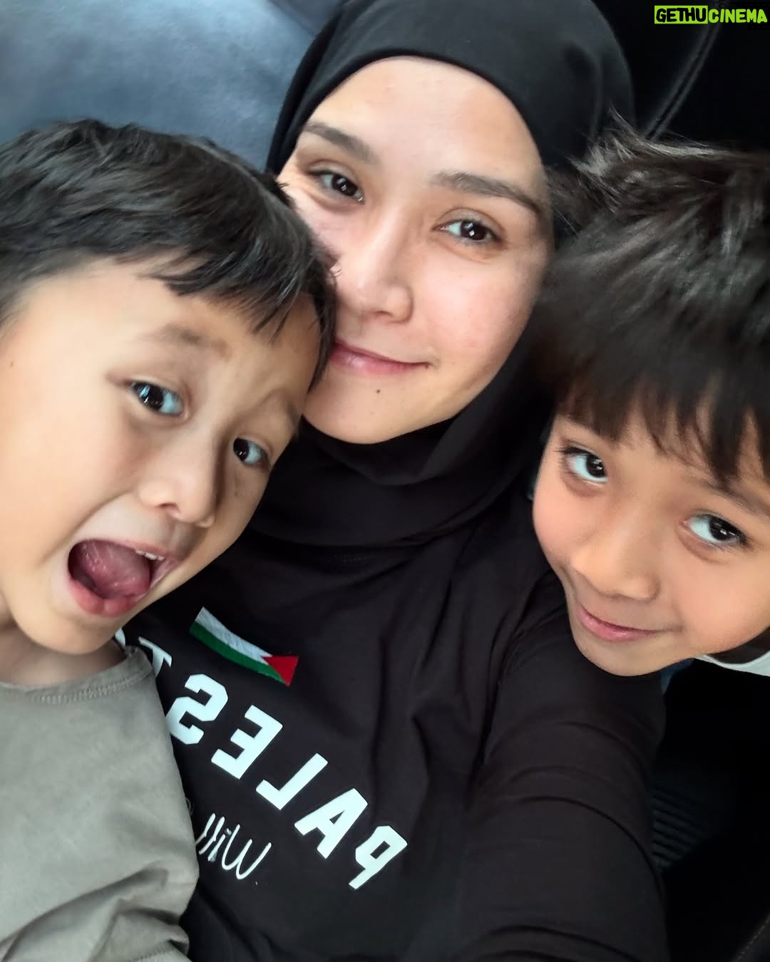 Zaskia Adya Mecca - 100.6K Likes - Sedikit cerita seminggu sebelum Ramadhan ku, waktu hari selasa minggu lalu entah knp sepanjang meeting aku pengen posisi meringkuk kaya mau bertelur 😂😂 kirain lelah2 biasa aja.. lalu hari berjalan normal, sampai hari rabu setelah live, aku milih tidur siang! (Jujur da berasa aneh, krn biasanya cuma bisa tidur siang kalau ga enak badan) , tapi lagi2 masi denial..
Akhirnya hari kamis ku ambil day off, seharian dikamar kaya nyari energi, qadarullah malemnya perut Kaba kolik sampai kita bawa ke RS dan dirawat 1 malam.. sepanjang di RS nemenin Kaba, badan ku rasanya gak karuan luar biasa, tapi ku pikir “kurang tidur kayanya, krn urus kaba semaleman begadang”
Dihari jumat jalan udah kaya orang mabok, pegangan terus juga demam 😅 akhirnya setelah sabtu selesai tugas mendampingi saudaraku nikah, baru cek darah.. ternyata positif thyfus dan dari hasil leukosit yang super drop tampaknya sudah 2-3hari sakitnya..
Sempet coba rawat dirumah sampai senin, tapi makin ga enak badannya akhirnya nyerah dirawat 3 hari di RS… Alhamdulillah segeran lebih cepet, dan dapet istirahat yang proper (krn ku minta ga usah ada yang nemenin aku bermalam selama di RS)
Alhamdulillah sekarang udah sehaaat sesuai doa ku kmrn, “dikasih badan yang Fit pas Ramadhan mulai” 🤗❤️
Makasiih doa, ucapan, kiriman dan perhatiannya kmrn baik yang dateng, wasap, terutama yang ngurusin aku dirumah.. sayang sekali sama kaliaaaan!!!! Energinya, menjadi booster aku sangat❤️❤️❤️
Maaf ya badan, butuh 5hari aku buat menyadari kalo lagi sakit betulan🥲 pun10🙌🏻