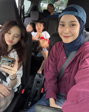 Zaskia Adya Mecca Instagram - Tolong, ini niatnya mau cari takjil, gak sampe sekilo udh pada terlelap 😌 anak yang diatas kap mobil sih udah pasti paling narsis yaaa 😂 kalian ngabuburitnya ngapain hari iniii?