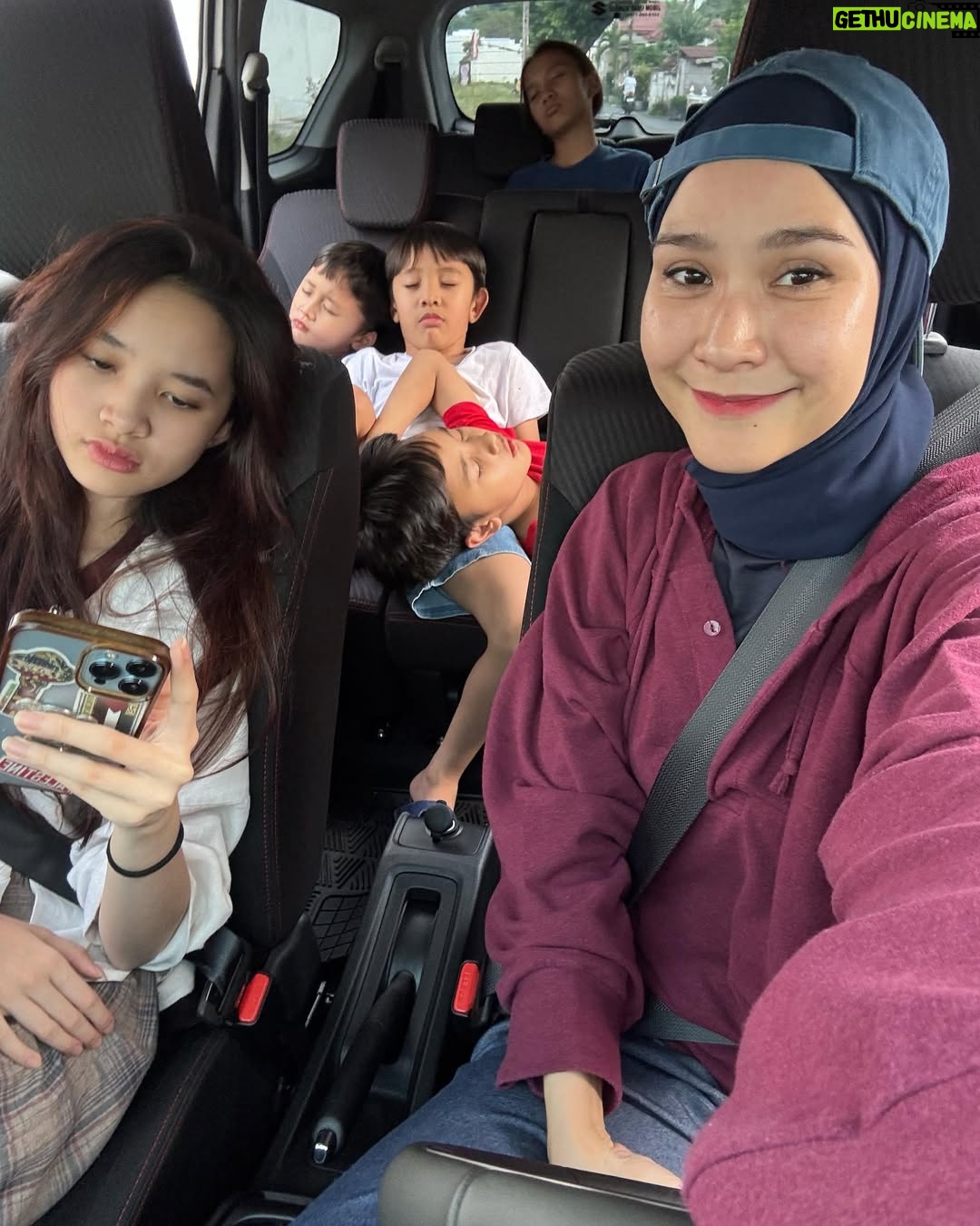 Zaskia Adya Mecca - 99.9K Likes - Tolong, ini niatnya mau cari takjil, gak sampe sekilo udh pada terlelap 😌 anak yang diatas kap mobil sih udah pasti paling narsis yaaa 😂 kalian ngabuburitnya ngapain hari iniii?