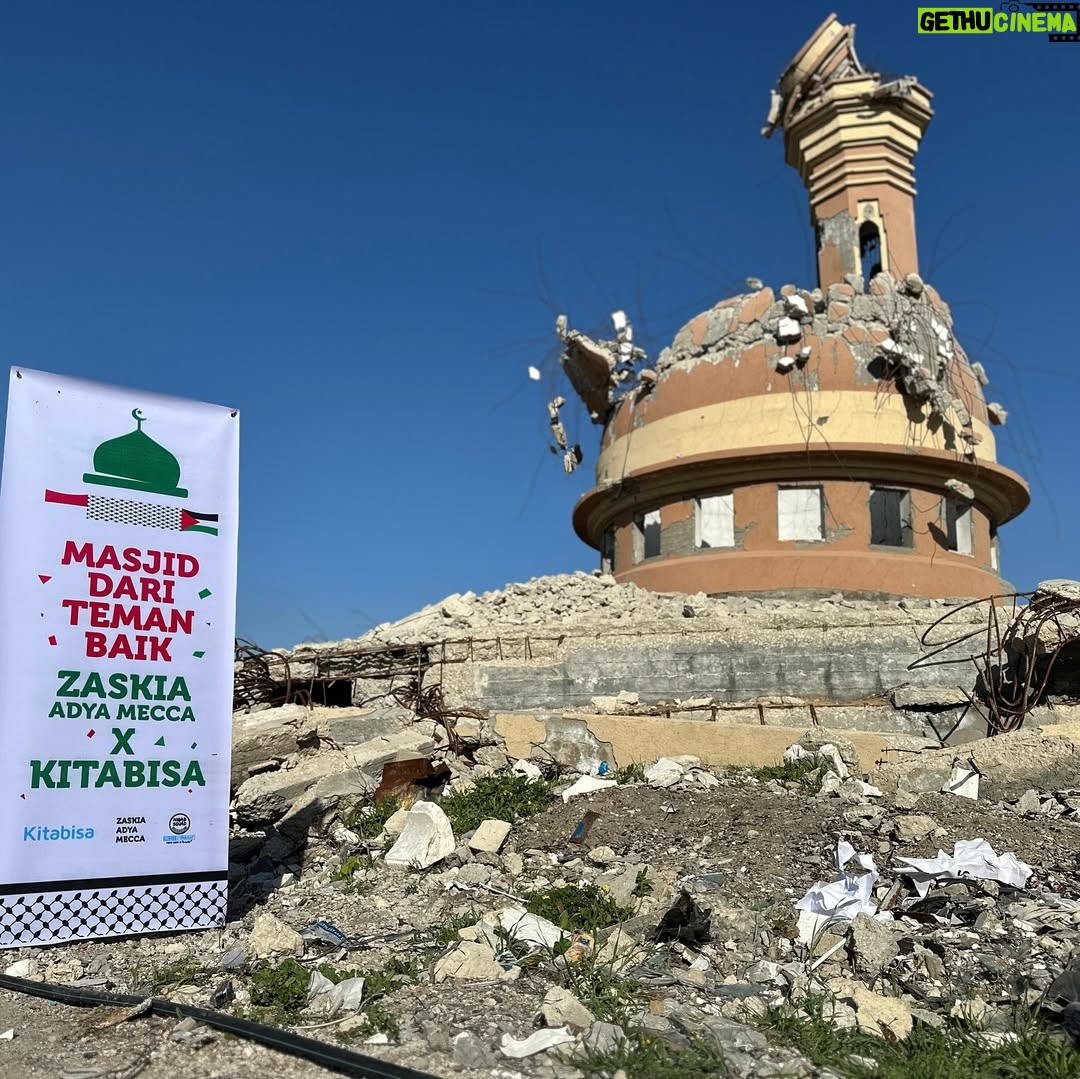 Zaskia Adya Mecca - 432K Likes - Alhamdulillah 😭😭 maafin banget, posting foto begini di slide 1… Sangking banyak rasa di hatiku, kayanya ga cukup diungkapkan dengan jutaan kata2.. makasih, makasiiih, makasiiiiih banyaaak…
Atas izin Allah SWT, kita berhasil membangun masjid sementara di gz.. aku ga bisa kasi detail lokasinya disini 🙏🏻 liat semua temen baikk, kita bisa memfasilitasi para pejuang islam terdepan tempat untuk beribadah.. shalat, tahsin, berkumpul.. ditengah reruntuhan😭 dan sebentar lagi masuk Ramadhan.. terbayangkan olehku tempat ini akan dipakai untuk tarawih juga itikaf oleh orang2 pilihan Allah di tanah Syam 🥹🥹
Ga putus doa untuk semua temen baik via @kitabisacom yang berpartisipasi dari bantuan - doa - atau sekedar share link di bio aku, semoga bantuan ini kelak menjadi Hujjah kita di akhirat yaaa🥹❤️
Teruntuk @_indadari_ sayang, makasih udah terus bergerak mencari tempat untuk kita berkontribusi.. semoga Allah berikan terus kesehatan juga kekuatan untuk kamu, supaya kita bisa terus mengambil bagian untuk berjuang di tanah Syam!
Yuk, gerak lagi yukk.. rencana kita mau siapin makanan berbuka puasa sebulan penuh di Masjidil Aqso selama bulan ramadhan, mau ikutan?! Lgsg ke link di Bio aku yaaa… 🤗🤗
#brbcrylagi super mellow bahagia terharu campur semua rasa 😭😭😭😭❤️❤️❤️❤️❤️