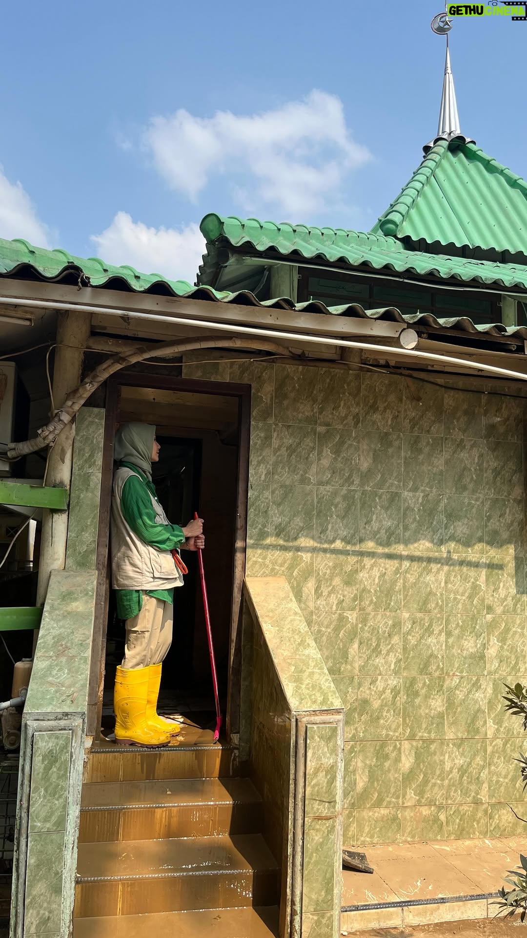 Zaskia Adya Mecca - 114.8K Likes - Berkali2 ku nanya sama @intanksm__ , “apa amalan km yang ku ga tau?!” “Hah? Kenapa kak?” “Liat deh hari ini, rumah mu abis banjir & entah knp hatiku tergerak bareng banyak relawan rumah bersih untuk bantu beresin!! Maunya Allah SWT sih ini tun..”
Setelah ku pikir, mungkin salah satunya pas hari pertama banjir, disaat rumahnya pun kerendem sampai atap, dia malah minta ikut aku sama temen2 untuk bantuin masyarakat lain yang terkena banjir.. ketika kita mikirin orang lain, justru Allah yang mikirin kita 🥹❤️ gitu kali yaa..
Alhamdulillah kmrn balik turun ke lapangan buat ngasi tenaga bebersih di rumah intan, mushola dan sekitarnya, bisa bagiin lumayan banyak alat bebersih dari serokan, sikat, pel, @bersihbersinarsunlight biar gampang bersihin alat2 dapur, @rinsoid nyuciin semua baju, dllnya yang kotor kerendem lumpur sampai @inspirasirumahbersih biar pas ngepel wangi skalian matiin kuman bakterinya..
Emang ga seberapa bantuan yang diberikan, tapi kehadiran juga kepedulian kita sangat dibutuhkan para korban banjir.. orang dihari pertama turun, ngasih air putih sebotol aja berkali2 pada bilang “makasih yaa! Makasih banyaaak.. emang perlu banget, udah kehabisan air minum”
Ngebayang ga kalo banyak dari kita yang ikut turun ngebantu? Pasti makin solid masyarakat dan rasa sedih mereka akan terobati.. mulai aja dari orang terdekat, keluarga-tetangga-temen-partner kerja kita, apa mereka udah aman? Kalau sudah, reach orang lain yang ga kita kenal..
Krn udah terbukti dari intan, ketika dia bantu orang lain padahal diapun sedang membutuhkan bantuan, Allah justru berikan kemudahan untuk urusannya dia sendiri 🥹🤗
Gerak yukkk mulai hari iniii…