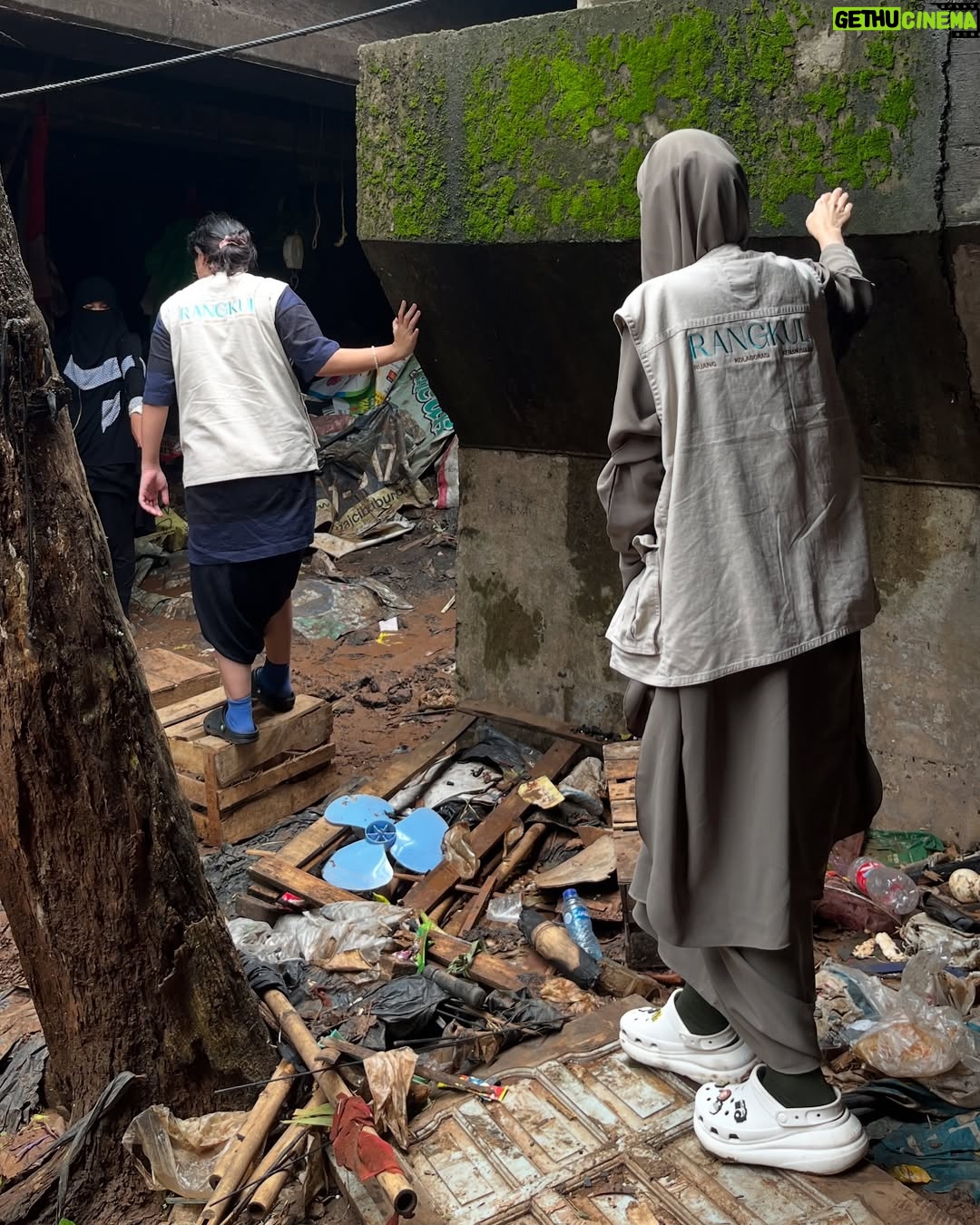 Zaskia Adya Mecca - 80K Likes - Janjian dari awal Ramadhan sama inda, mau survey2 tempat mana aja yang tepat untuk bergerak kedepannya… Ketemu lah tanggal 4 dengan plan ke kajian bulanan tuna netra yang Rutin @_indadari_ buat dan nyamperin keluarga2 yang tinggal dibawah kolong jembatan…
Pagi2 setelah terbangun, melihat berita banjir dibanyak tempat.. ku chat Inda sebelum jalan, “ini gimana kalo kita lanjut gerak ke tempat banjir, bikin posko sekalian!!” Ternyata kami punya pemikiran yang sama..
Dengan persiapan uang tadinya hanya untuk para tuna netra & keluarga kolong jembatan, ku bikin link donasi Rangkul di @kitabisacom , taunya setelah dzuhur Allah gerakin hati seseorang yang ga mau di sebut namanya mendadak transfer jumlah besar sekali minta disalurkan ke korban banjir (🥹🥲 cry, Allah mudahin banget!) langsung kita belanja makanan, alat kebersihan, lilin, air minum, beli perahu karet, dll
Sampai di titik banjir Villa nusa Indah belum ada yang bikin posko, tapi ada 1 truk TNI juga perahu karet, akhirnya kita bersinergi dengan bapak2 tentara 🙏🏻 pas kami sampai, sesimpel pada bilang “kami butuh air minum.. dr subuh mati lampu pun banjir sampai 3 meter!!”
Semakin sore air surut, makanan pun siap juga lilin, dll kami sudah bisa muter naik mobil ke dalam gang2 kecil untuk mendistribusikan bantuan.. walau kami tau bantuan kami tidak seberapa dengan beratnya musibah yang saudara2 kita rasakan di subuh2 saat Ramadhan, tapi setidaknya kehadiran kami memberikan energi kepada mereka bahwa ada kita ada dan insyaa Allah siap membantu..
Insyaa Allah kami hari ini akan kembali ke beberapa titik.. makasi juga partisipasinya, yang ikutan mau membantu di link Bio aku pilih Rangkul bersama..
🤗🤗🤗 makasih buat yang udah membersamai, Allah tau setiap peran kalian sekecil apapun itu.. Barakallahufiik🫶🏻