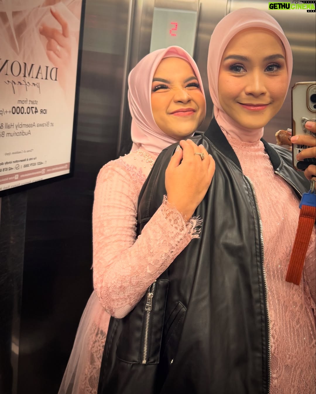 Zaskia Adya Mecca - 100.6K Likes - Sedikit cerita seminggu sebelum Ramadhan ku, waktu hari selasa minggu lalu entah knp sepanjang meeting aku pengen posisi meringkuk kaya mau bertelur 😂😂 kirain lelah2 biasa aja.. lalu hari berjalan normal, sampai hari rabu setelah live, aku milih tidur siang! (Jujur da berasa aneh, krn biasanya cuma bisa tidur siang kalau ga enak badan) , tapi lagi2 masi denial..
Akhirnya hari kamis ku ambil day off, seharian dikamar kaya nyari energi, qadarullah malemnya perut Kaba kolik sampai kita bawa ke RS dan dirawat 1 malam.. sepanjang di RS nemenin Kaba, badan ku rasanya gak karuan luar biasa, tapi ku pikir “kurang tidur kayanya, krn urus kaba semaleman begadang”
Dihari jumat jalan udah kaya orang mabok, pegangan terus juga demam 😅 akhirnya setelah sabtu selesai tugas mendampingi saudaraku nikah, baru cek darah.. ternyata positif thyfus dan dari hasil leukosit yang super drop tampaknya sudah 2-3hari sakitnya..
Sempet coba rawat dirumah sampai senin, tapi makin ga enak badannya akhirnya nyerah dirawat 3 hari di RS… Alhamdulillah segeran lebih cepet, dan dapet istirahat yang proper (krn ku minta ga usah ada yang nemenin aku bermalam selama di RS)
Alhamdulillah sekarang udah sehaaat sesuai doa ku kmrn, “dikasih badan yang Fit pas Ramadhan mulai” 🤗❤️
Makasiih doa, ucapan, kiriman dan perhatiannya kmrn baik yang dateng, wasap, terutama yang ngurusin aku dirumah.. sayang sekali sama kaliaaaan!!!! Energinya, menjadi booster aku sangat❤️❤️❤️
Maaf ya badan, butuh 5hari aku buat menyadari kalo lagi sakit betulan🥲 pun10🙌🏻