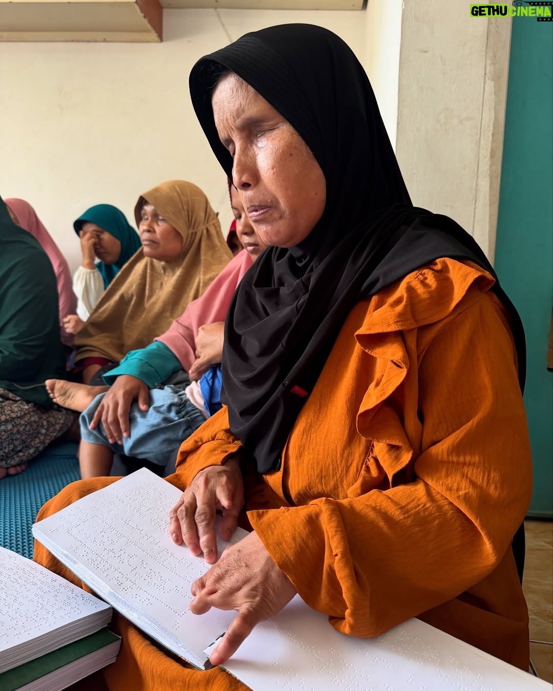 Zaskia Adya Mecca - 80K Likes - Janjian dari awal Ramadhan sama inda, mau survey2 tempat mana aja yang tepat untuk bergerak kedepannya… Ketemu lah tanggal 4 dengan plan ke kajian bulanan tuna netra yang Rutin @_indadari_ buat dan nyamperin keluarga2 yang tinggal dibawah kolong jembatan…
Pagi2 setelah terbangun, melihat berita banjir dibanyak tempat.. ku chat Inda sebelum jalan, “ini gimana kalo kita lanjut gerak ke tempat banjir, bikin posko sekalian!!” Ternyata kami punya pemikiran yang sama..
Dengan persiapan uang tadinya hanya untuk para tuna netra & keluarga kolong jembatan, ku bikin link donasi Rangkul di @kitabisacom , taunya setelah dzuhur Allah gerakin hati seseorang yang ga mau di sebut namanya mendadak transfer jumlah besar sekali minta disalurkan ke korban banjir (🥹🥲 cry, Allah mudahin banget!) langsung kita belanja makanan, alat kebersihan, lilin, air minum, beli perahu karet, dll
Sampai di titik banjir Villa nusa Indah belum ada yang bikin posko, tapi ada 1 truk TNI juga perahu karet, akhirnya kita bersinergi dengan bapak2 tentara 🙏🏻 pas kami sampai, sesimpel pada bilang “kami butuh air minum.. dr subuh mati lampu pun banjir sampai 3 meter!!”
Semakin sore air surut, makanan pun siap juga lilin, dll kami sudah bisa muter naik mobil ke dalam gang2 kecil untuk mendistribusikan bantuan.. walau kami tau bantuan kami tidak seberapa dengan beratnya musibah yang saudara2 kita rasakan di subuh2 saat Ramadhan, tapi setidaknya kehadiran kami memberikan energi kepada mereka bahwa ada kita ada dan insyaa Allah siap membantu..
Insyaa Allah kami hari ini akan kembali ke beberapa titik.. makasi juga partisipasinya, yang ikutan mau membantu di link Bio aku pilih Rangkul bersama..
🤗🤗🤗 makasih buat yang udah membersamai, Allah tau setiap peran kalian sekecil apapun itu.. Barakallahufiik🫶🏻