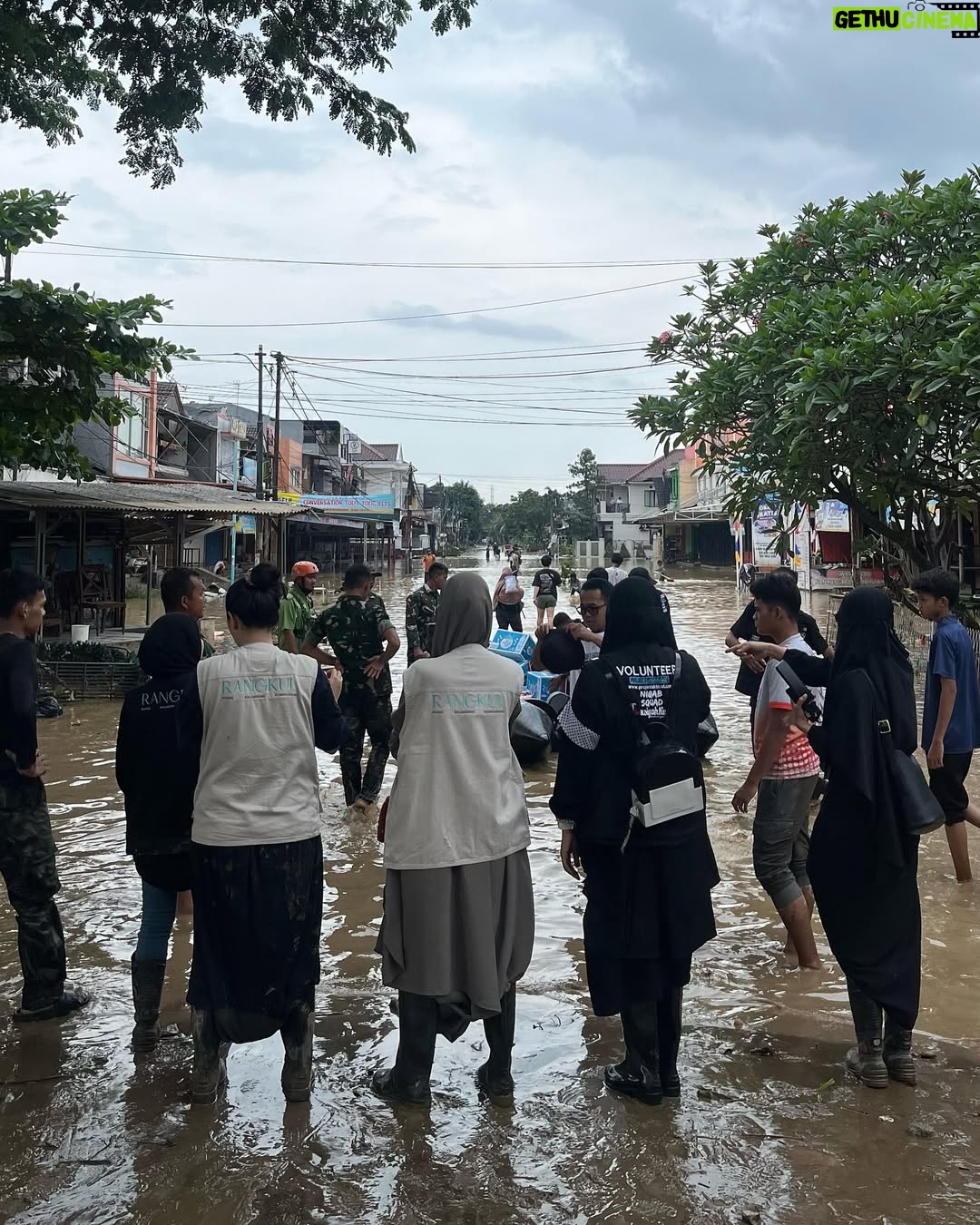 Zaskia Adya Mecca - 80K Likes - Janjian dari awal Ramadhan sama inda, mau survey2 tempat mana aja yang tepat untuk bergerak kedepannya… Ketemu lah tanggal 4 dengan plan ke kajian bulanan tuna netra yang Rutin @_indadari_ buat dan nyamperin keluarga2 yang tinggal dibawah kolong jembatan…
Pagi2 setelah terbangun, melihat berita banjir dibanyak tempat.. ku chat Inda sebelum jalan, “ini gimana kalo kita lanjut gerak ke tempat banjir, bikin posko sekalian!!” Ternyata kami punya pemikiran yang sama..
Dengan persiapan uang tadinya hanya untuk para tuna netra & keluarga kolong jembatan, ku bikin link donasi Rangkul di @kitabisacom , taunya setelah dzuhur Allah gerakin hati seseorang yang ga mau di sebut namanya mendadak transfer jumlah besar sekali minta disalurkan ke korban banjir (🥹🥲 cry, Allah mudahin banget!) langsung kita belanja makanan, alat kebersihan, lilin, air minum, beli perahu karet, dll
Sampai di titik banjir Villa nusa Indah belum ada yang bikin posko, tapi ada 1 truk TNI juga perahu karet, akhirnya kita bersinergi dengan bapak2 tentara 🙏🏻 pas kami sampai, sesimpel pada bilang “kami butuh air minum.. dr subuh mati lampu pun banjir sampai 3 meter!!”
Semakin sore air surut, makanan pun siap juga lilin, dll kami sudah bisa muter naik mobil ke dalam gang2 kecil untuk mendistribusikan bantuan.. walau kami tau bantuan kami tidak seberapa dengan beratnya musibah yang saudara2 kita rasakan di subuh2 saat Ramadhan, tapi setidaknya kehadiran kami memberikan energi kepada mereka bahwa ada kita ada dan insyaa Allah siap membantu..
Insyaa Allah kami hari ini akan kembali ke beberapa titik.. makasi juga partisipasinya, yang ikutan mau membantu di link Bio aku pilih Rangkul bersama..
🤗🤗🤗 makasih buat yang udah membersamai, Allah tau setiap peran kalian sekecil apapun itu.. Barakallahufiik🫶🏻