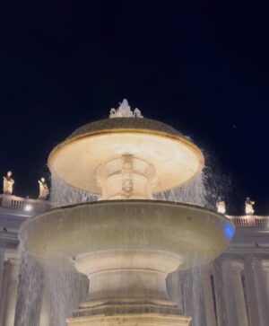 Zaskia Adya Mecca Instagram - Penutup akhir tahun 2024 yang manis.. setelah dari Portugal, kami memutuskan mampir ke Roma karna baru selesai nonton Gladiator 2 🤝 mumpung deket,  banyak sekali tempat iconik dan salah satu negara yang belum pernah tapi pengen banget ku datangin.. 

Beli tiket ke Roma 3 hari sebelum jalan, pas sampai ku lagi beberes airbnb baru tersadar “eh ini kan tanggal 24 desember! Berarti nanti malam akan ada ceremony di Vatican.. mumpung disini, kita liat langsung yuk seperti apa sih disana! Kan cuma 10menit dari tempat kita nginep!”

Akhirnya berangkatlah aku, hb juga Syb & Kala.. awalnya grogi “pake jilbab, join keramaian hari raya mereka di Vatican pula, gimana yaa..” taunya pas sampai sana banyak sekali turis berjilbab baik dr asia, arab juga benua lain.. 

Mau ngapain? Ya mau tau aja kaya apa sih suasana di pusatnya langsung.. aku suka banget mempelajari budaya, tradisi dan hal2 lain.. supaya semakin luas wawasan🤝 belum tentu terulang lagi juga kita sampai di Vatican di hari rayanya seperti skr..

Setelah 1,5jam join keramaian, ngobrol2 sama bbrp orang disana, menikmati suasananya, lihat live streaming di layar besar depan vatican bagaimana situasi didalam, akhirnya kami memutuskan kembali ke hotel.. ada bbrp orang bilang “tunggu 30menit lagii.. nanti akan ada uskup keluar memberi berkat” tapii krn bukan itu yang kami cari dan tangan sudah membeku maka langsung cari taxi… 

Tentunya, kawan media2an asal comot yang hobby bikin judul berita khas Indonesia dan pembaca yang mudah ter provokasi langsung menangkap moment tersebut untuk menggorengnya biar mantep😂 laper bgt mungkin mereka..

Tapi gapapa, berita buruk, fitnah dan hal2 seperti ini udah hal biasa buat kita.. krn paham ketika begini bukan kami yang rugi, perhitungan Allah akan adil di akhirat nantii 🥰❤️ nikmatnya menjadi muslim, ga usah repot ngurusin pembenaran dimata manusia..