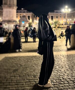 Zaskia Adya Mecca Instagram - Penutup akhir tahun 2024 yang manis.. setelah dari Portugal, kami memutuskan mampir ke Roma karna baru selesai nonton Gladiator 2 🤝 mumpung deket,  banyak sekali tempat iconik dan salah satu negara yang belum pernah tapi pengen banget ku datangin.. 

Beli tiket ke Roma 3 hari sebelum jalan, pas sampai ku lagi beberes airbnb baru tersadar “eh ini kan tanggal 24 desember! Berarti nanti malam akan ada ceremony di Vatican.. mumpung disini, kita liat langsung yuk seperti apa sih disana! Kan cuma 10menit dari tempat kita nginep!”

Akhirnya berangkatlah aku, hb juga Syb & Kala.. awalnya grogi “pake jilbab, join keramaian hari raya mereka di Vatican pula, gimana yaa..” taunya pas sampai sana banyak sekali turis berjilbab baik dr asia, arab juga benua lain.. 

Mau ngapain? Ya mau tau aja kaya apa sih suasana di pusatnya langsung.. aku suka banget mempelajari budaya, tradisi dan hal2 lain.. supaya semakin luas wawasan🤝 belum tentu terulang lagi juga kita sampai di Vatican di hari rayanya seperti skr..

Setelah 1,5jam join keramaian, ngobrol2 sama bbrp orang disana, menikmati suasananya, lihat live streaming di layar besar depan vatican bagaimana situasi didalam, akhirnya kami memutuskan kembali ke hotel.. ada bbrp orang bilang “tunggu 30menit lagii.. nanti akan ada uskup keluar memberi berkat” tapii krn bukan itu yang kami cari dan tangan sudah membeku maka langsung cari taxi… 

Tentunya, kawan media2an asal comot yang hobby bikin judul berita khas Indonesia dan pembaca yang mudah ter provokasi langsung menangkap moment tersebut untuk menggorengnya biar mantep😂 laper bgt mungkin mereka..

Tapi gapapa, berita buruk, fitnah dan hal2 seperti ini udah hal biasa buat kita.. krn paham ketika begini bukan kami yang rugi, perhitungan Allah akan adil di akhirat nantii 🥰❤️ nikmatnya menjadi muslim, ga usah repot ngurusin pembenaran dimata manusia..
