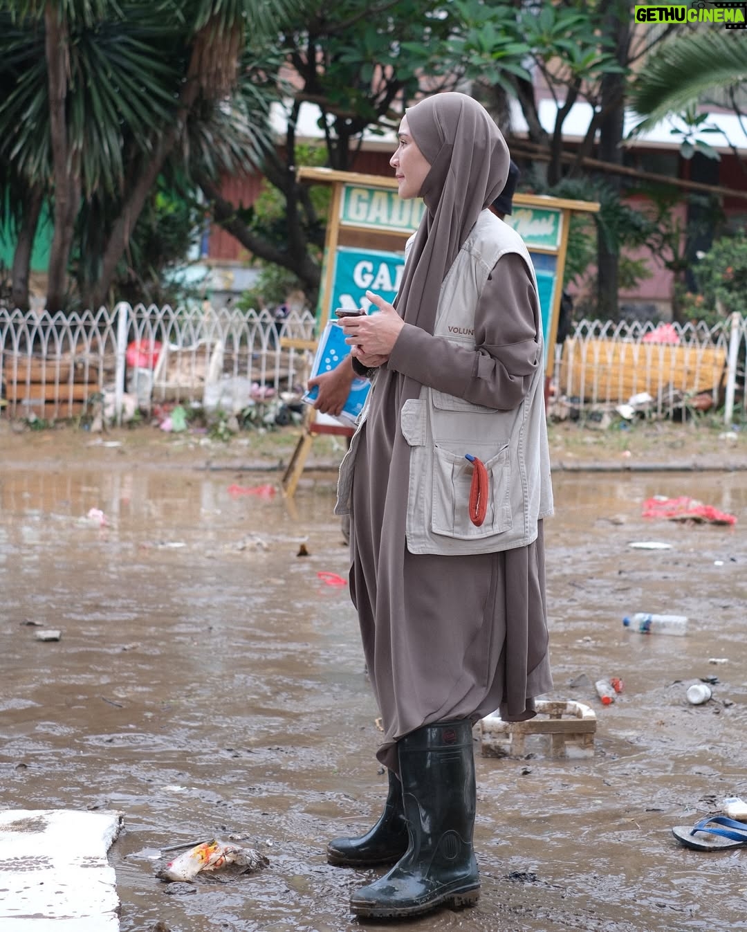 Zaskia Adya Mecca - 80K Likes - Janjian dari awal Ramadhan sama inda, mau survey2 tempat mana aja yang tepat untuk bergerak kedepannya… Ketemu lah tanggal 4 dengan plan ke kajian bulanan tuna netra yang Rutin @_indadari_ buat dan nyamperin keluarga2 yang tinggal dibawah kolong jembatan…
Pagi2 setelah terbangun, melihat berita banjir dibanyak tempat.. ku chat Inda sebelum jalan, “ini gimana kalo kita lanjut gerak ke tempat banjir, bikin posko sekalian!!” Ternyata kami punya pemikiran yang sama..
Dengan persiapan uang tadinya hanya untuk para tuna netra & keluarga kolong jembatan, ku bikin link donasi Rangkul di @kitabisacom , taunya setelah dzuhur Allah gerakin hati seseorang yang ga mau di sebut namanya mendadak transfer jumlah besar sekali minta disalurkan ke korban banjir (🥹🥲 cry, Allah mudahin banget!) langsung kita belanja makanan, alat kebersihan, lilin, air minum, beli perahu karet, dll
Sampai di titik banjir Villa nusa Indah belum ada yang bikin posko, tapi ada 1 truk TNI juga perahu karet, akhirnya kita bersinergi dengan bapak2 tentara 🙏🏻 pas kami sampai, sesimpel pada bilang “kami butuh air minum.. dr subuh mati lampu pun banjir sampai 3 meter!!”
Semakin sore air surut, makanan pun siap juga lilin, dll kami sudah bisa muter naik mobil ke dalam gang2 kecil untuk mendistribusikan bantuan.. walau kami tau bantuan kami tidak seberapa dengan beratnya musibah yang saudara2 kita rasakan di subuh2 saat Ramadhan, tapi setidaknya kehadiran kami memberikan energi kepada mereka bahwa ada kita ada dan insyaa Allah siap membantu..
Insyaa Allah kami hari ini akan kembali ke beberapa titik.. makasi juga partisipasinya, yang ikutan mau membantu di link Bio aku pilih Rangkul bersama..
🤗🤗🤗 makasih buat yang udah membersamai, Allah tau setiap peran kalian sekecil apapun itu.. Barakallahufiik🫶🏻
