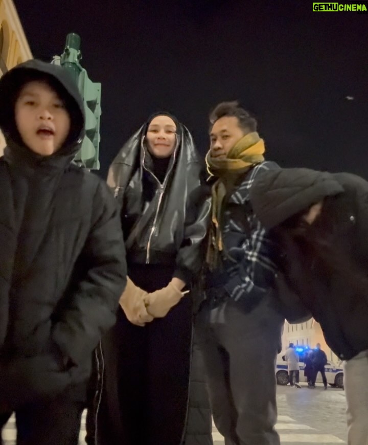Zaskia Adya Mecca - 73.6K Likes - Penutup akhir tahun 2024 yang manis.. setelah dari Portugal, kami memutuskan mampir ke Roma karna baru selesai nonton Gladiator 2 🤝 mumpung deket, banyak sekali tempat iconik dan salah satu negara yang belum pernah tapi pengen banget ku datangin..
Beli tiket ke Roma 3 hari sebelum jalan, pas sampai ku lagi beberes airbnb baru tersadar “eh ini kan tanggal 24 desember! Berarti nanti malam akan ada ceremony di Vatican.. mumpung disini, kita liat langsung yuk seperti apa sih disana! Kan cuma 10menit dari tempat kita nginep!”
Akhirnya berangkatlah aku, hb juga Syb & Kala.. awalnya grogi “pake jilbab, join keramaian hari raya mereka di Vatican pula, gimana yaa..” taunya pas sampai sana banyak sekali turis berjilbab baik dr asia, arab juga benua lain..
Mau ngapain? Ya mau tau aja kaya apa sih suasana di pusatnya langsung.. aku suka banget mempelajari budaya, tradisi dan hal2 lain.. supaya semakin luas wawasan🤝 belum tentu terulang lagi juga kita sampai di Vatican di hari rayanya seperti skr..
Setelah 1,5jam join keramaian, ngobrol2 sama bbrp orang disana, menikmati suasananya, lihat live streaming di layar besar depan vatican bagaimana situasi didalam, akhirnya kami memutuskan kembali ke hotel.. ada bbrp orang bilang “tunggu 30menit lagii.. nanti akan ada uskup keluar memberi berkat” tapii krn bukan itu yang kami cari dan tangan sudah membeku maka langsung cari taxi…
Tentunya, kawan media2an asal comot yang hobby bikin judul berita khas Indonesia dan pembaca yang mudah ter provokasi langsung menangkap moment tersebut untuk menggorengnya biar mantep😂 laper bgt mungkin mereka..
Tapi gapapa, berita buruk, fitnah dan hal2 seperti ini udah hal biasa buat kita.. krn paham ketika begini bukan kami yang rugi, perhitungan Allah akan adil di akhirat nantii 🥰❤️ nikmatnya menjadi muslim, ga usah repot ngurusin pembenaran dimata manusia..