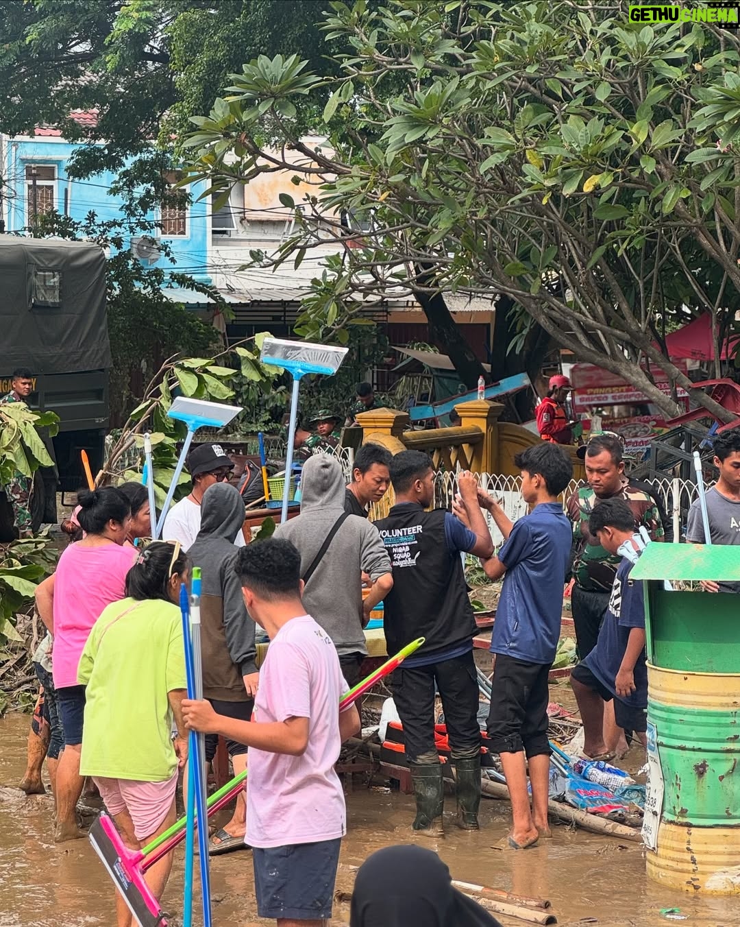 Zaskia Adya Mecca - 80K Likes - Janjian dari awal Ramadhan sama inda, mau survey2 tempat mana aja yang tepat untuk bergerak kedepannya… Ketemu lah tanggal 4 dengan plan ke kajian bulanan tuna netra yang Rutin @_indadari_ buat dan nyamperin keluarga2 yang tinggal dibawah kolong jembatan…
Pagi2 setelah terbangun, melihat berita banjir dibanyak tempat.. ku chat Inda sebelum jalan, “ini gimana kalo kita lanjut gerak ke tempat banjir, bikin posko sekalian!!” Ternyata kami punya pemikiran yang sama..
Dengan persiapan uang tadinya hanya untuk para tuna netra & keluarga kolong jembatan, ku bikin link donasi Rangkul di @kitabisacom , taunya setelah dzuhur Allah gerakin hati seseorang yang ga mau di sebut namanya mendadak transfer jumlah besar sekali minta disalurkan ke korban banjir (🥹🥲 cry, Allah mudahin banget!) langsung kita belanja makanan, alat kebersihan, lilin, air minum, beli perahu karet, dll
Sampai di titik banjir Villa nusa Indah belum ada yang bikin posko, tapi ada 1 truk TNI juga perahu karet, akhirnya kita bersinergi dengan bapak2 tentara 🙏🏻 pas kami sampai, sesimpel pada bilang “kami butuh air minum.. dr subuh mati lampu pun banjir sampai 3 meter!!”
Semakin sore air surut, makanan pun siap juga lilin, dll kami sudah bisa muter naik mobil ke dalam gang2 kecil untuk mendistribusikan bantuan.. walau kami tau bantuan kami tidak seberapa dengan beratnya musibah yang saudara2 kita rasakan di subuh2 saat Ramadhan, tapi setidaknya kehadiran kami memberikan energi kepada mereka bahwa ada kita ada dan insyaa Allah siap membantu..
Insyaa Allah kami hari ini akan kembali ke beberapa titik.. makasi juga partisipasinya, yang ikutan mau membantu di link Bio aku pilih Rangkul bersama..
🤗🤗🤗 makasih buat yang udah membersamai, Allah tau setiap peran kalian sekecil apapun itu.. Barakallahufiik🫶🏻