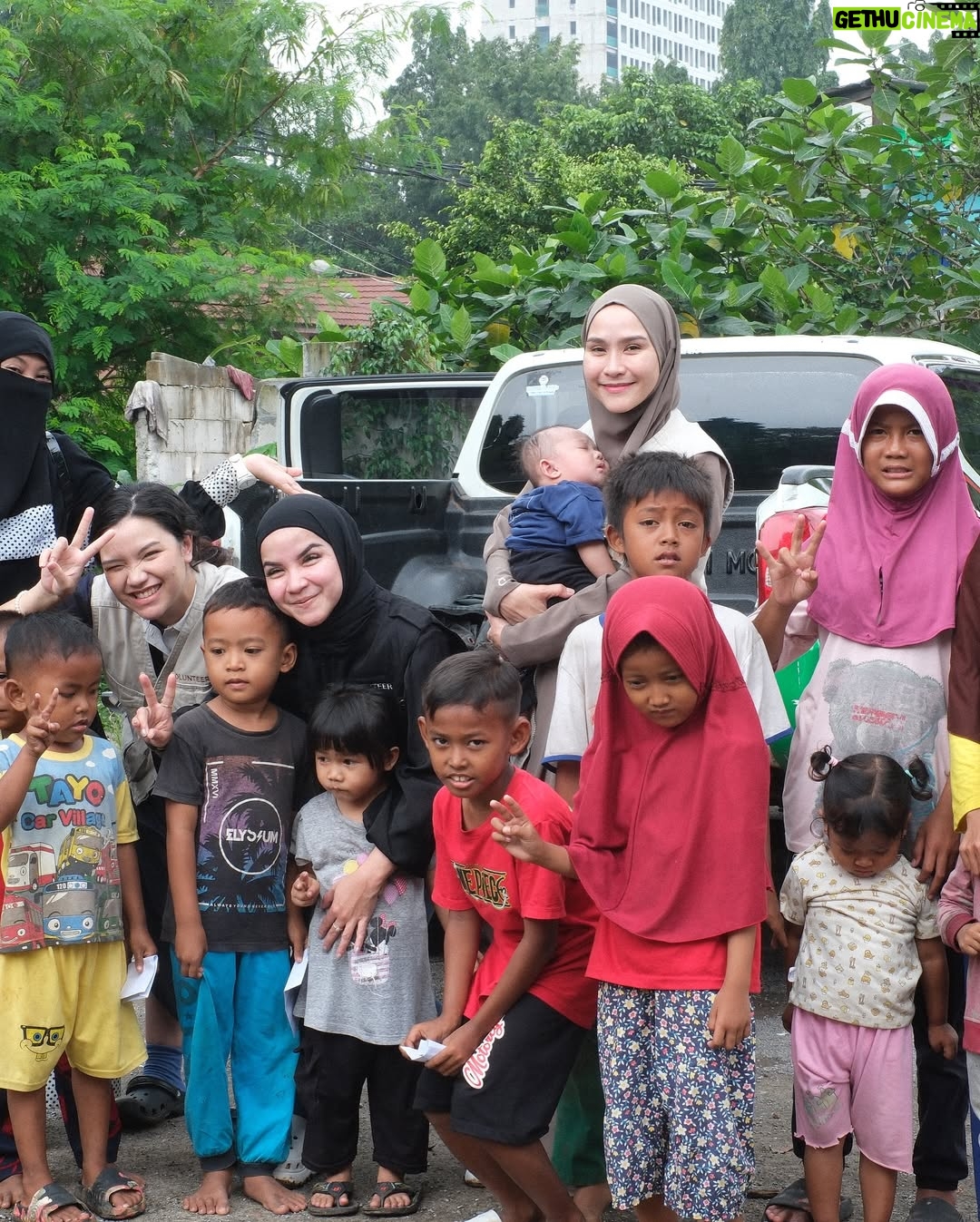 Zaskia Adya Mecca - 80K Likes - Janjian dari awal Ramadhan sama inda, mau survey2 tempat mana aja yang tepat untuk bergerak kedepannya… Ketemu lah tanggal 4 dengan plan ke kajian bulanan tuna netra yang Rutin @_indadari_ buat dan nyamperin keluarga2 yang tinggal dibawah kolong jembatan…
Pagi2 setelah terbangun, melihat berita banjir dibanyak tempat.. ku chat Inda sebelum jalan, “ini gimana kalo kita lanjut gerak ke tempat banjir, bikin posko sekalian!!” Ternyata kami punya pemikiran yang sama..
Dengan persiapan uang tadinya hanya untuk para tuna netra & keluarga kolong jembatan, ku bikin link donasi Rangkul di @kitabisacom , taunya setelah dzuhur Allah gerakin hati seseorang yang ga mau di sebut namanya mendadak transfer jumlah besar sekali minta disalurkan ke korban banjir (🥹🥲 cry, Allah mudahin banget!) langsung kita belanja makanan, alat kebersihan, lilin, air minum, beli perahu karet, dll
Sampai di titik banjir Villa nusa Indah belum ada yang bikin posko, tapi ada 1 truk TNI juga perahu karet, akhirnya kita bersinergi dengan bapak2 tentara 🙏🏻 pas kami sampai, sesimpel pada bilang “kami butuh air minum.. dr subuh mati lampu pun banjir sampai 3 meter!!”
Semakin sore air surut, makanan pun siap juga lilin, dll kami sudah bisa muter naik mobil ke dalam gang2 kecil untuk mendistribusikan bantuan.. walau kami tau bantuan kami tidak seberapa dengan beratnya musibah yang saudara2 kita rasakan di subuh2 saat Ramadhan, tapi setidaknya kehadiran kami memberikan energi kepada mereka bahwa ada kita ada dan insyaa Allah siap membantu..
Insyaa Allah kami hari ini akan kembali ke beberapa titik.. makasi juga partisipasinya, yang ikutan mau membantu di link Bio aku pilih Rangkul bersama..
🤗🤗🤗 makasih buat yang udah membersamai, Allah tau setiap peran kalian sekecil apapun itu.. Barakallahufiik🫶🏻