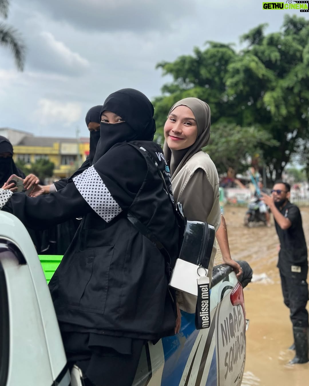 Zaskia Adya Mecca - 80K Likes - Janjian dari awal Ramadhan sama inda, mau survey2 tempat mana aja yang tepat untuk bergerak kedepannya… Ketemu lah tanggal 4 dengan plan ke kajian bulanan tuna netra yang Rutin @_indadari_ buat dan nyamperin keluarga2 yang tinggal dibawah kolong jembatan…
Pagi2 setelah terbangun, melihat berita banjir dibanyak tempat.. ku chat Inda sebelum jalan, “ini gimana kalo kita lanjut gerak ke tempat banjir, bikin posko sekalian!!” Ternyata kami punya pemikiran yang sama..
Dengan persiapan uang tadinya hanya untuk para tuna netra & keluarga kolong jembatan, ku bikin link donasi Rangkul di @kitabisacom , taunya setelah dzuhur Allah gerakin hati seseorang yang ga mau di sebut namanya mendadak transfer jumlah besar sekali minta disalurkan ke korban banjir (🥹🥲 cry, Allah mudahin banget!) langsung kita belanja makanan, alat kebersihan, lilin, air minum, beli perahu karet, dll
Sampai di titik banjir Villa nusa Indah belum ada yang bikin posko, tapi ada 1 truk TNI juga perahu karet, akhirnya kita bersinergi dengan bapak2 tentara 🙏🏻 pas kami sampai, sesimpel pada bilang “kami butuh air minum.. dr subuh mati lampu pun banjir sampai 3 meter!!”
Semakin sore air surut, makanan pun siap juga lilin, dll kami sudah bisa muter naik mobil ke dalam gang2 kecil untuk mendistribusikan bantuan.. walau kami tau bantuan kami tidak seberapa dengan beratnya musibah yang saudara2 kita rasakan di subuh2 saat Ramadhan, tapi setidaknya kehadiran kami memberikan energi kepada mereka bahwa ada kita ada dan insyaa Allah siap membantu..
Insyaa Allah kami hari ini akan kembali ke beberapa titik.. makasi juga partisipasinya, yang ikutan mau membantu di link Bio aku pilih Rangkul bersama..
🤗🤗🤗 makasih buat yang udah membersamai, Allah tau setiap peran kalian sekecil apapun itu.. Barakallahufiik🫶🏻