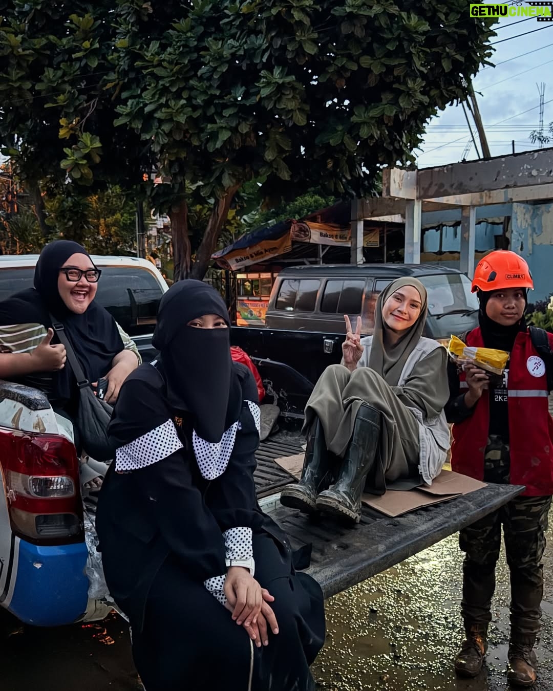 Zaskia Adya Mecca - 80K Likes - Janjian dari awal Ramadhan sama inda, mau survey2 tempat mana aja yang tepat untuk bergerak kedepannya… Ketemu lah tanggal 4 dengan plan ke kajian bulanan tuna netra yang Rutin @_indadari_ buat dan nyamperin keluarga2 yang tinggal dibawah kolong jembatan…
Pagi2 setelah terbangun, melihat berita banjir dibanyak tempat.. ku chat Inda sebelum jalan, “ini gimana kalo kita lanjut gerak ke tempat banjir, bikin posko sekalian!!” Ternyata kami punya pemikiran yang sama..
Dengan persiapan uang tadinya hanya untuk para tuna netra & keluarga kolong jembatan, ku bikin link donasi Rangkul di @kitabisacom , taunya setelah dzuhur Allah gerakin hati seseorang yang ga mau di sebut namanya mendadak transfer jumlah besar sekali minta disalurkan ke korban banjir (🥹🥲 cry, Allah mudahin banget!) langsung kita belanja makanan, alat kebersihan, lilin, air minum, beli perahu karet, dll
Sampai di titik banjir Villa nusa Indah belum ada yang bikin posko, tapi ada 1 truk TNI juga perahu karet, akhirnya kita bersinergi dengan bapak2 tentara 🙏🏻 pas kami sampai, sesimpel pada bilang “kami butuh air minum.. dr subuh mati lampu pun banjir sampai 3 meter!!”
Semakin sore air surut, makanan pun siap juga lilin, dll kami sudah bisa muter naik mobil ke dalam gang2 kecil untuk mendistribusikan bantuan.. walau kami tau bantuan kami tidak seberapa dengan beratnya musibah yang saudara2 kita rasakan di subuh2 saat Ramadhan, tapi setidaknya kehadiran kami memberikan energi kepada mereka bahwa ada kita ada dan insyaa Allah siap membantu..
Insyaa Allah kami hari ini akan kembali ke beberapa titik.. makasi juga partisipasinya, yang ikutan mau membantu di link Bio aku pilih Rangkul bersama..
🤗🤗🤗 makasih buat yang udah membersamai, Allah tau setiap peran kalian sekecil apapun itu.. Barakallahufiik🫶🏻