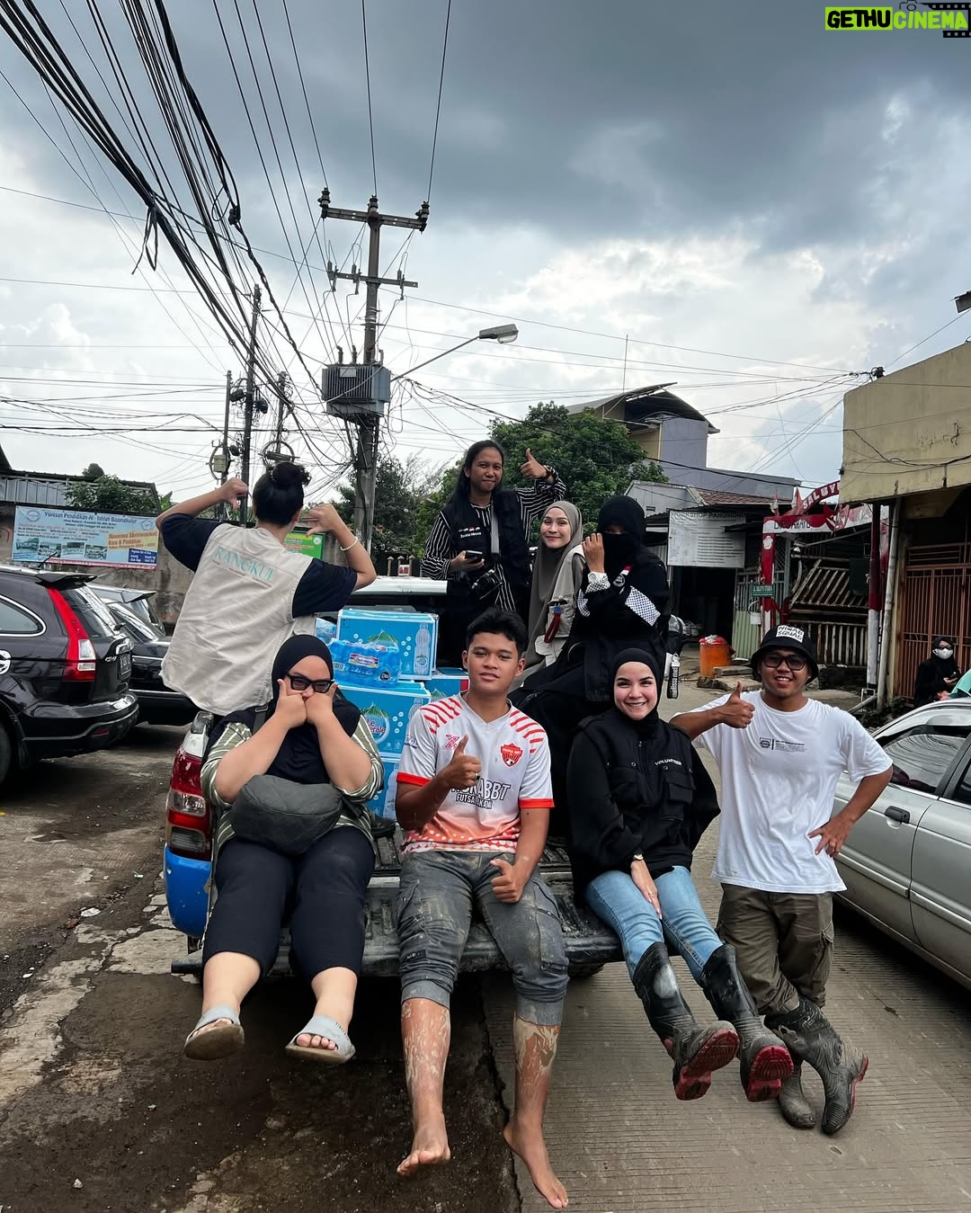 Zaskia Adya Mecca - 80K Likes - Janjian dari awal Ramadhan sama inda, mau survey2 tempat mana aja yang tepat untuk bergerak kedepannya… Ketemu lah tanggal 4 dengan plan ke kajian bulanan tuna netra yang Rutin @_indadari_ buat dan nyamperin keluarga2 yang tinggal dibawah kolong jembatan…
Pagi2 setelah terbangun, melihat berita banjir dibanyak tempat.. ku chat Inda sebelum jalan, “ini gimana kalo kita lanjut gerak ke tempat banjir, bikin posko sekalian!!” Ternyata kami punya pemikiran yang sama..
Dengan persiapan uang tadinya hanya untuk para tuna netra & keluarga kolong jembatan, ku bikin link donasi Rangkul di @kitabisacom , taunya setelah dzuhur Allah gerakin hati seseorang yang ga mau di sebut namanya mendadak transfer jumlah besar sekali minta disalurkan ke korban banjir (🥹🥲 cry, Allah mudahin banget!) langsung kita belanja makanan, alat kebersihan, lilin, air minum, beli perahu karet, dll
Sampai di titik banjir Villa nusa Indah belum ada yang bikin posko, tapi ada 1 truk TNI juga perahu karet, akhirnya kita bersinergi dengan bapak2 tentara 🙏🏻 pas kami sampai, sesimpel pada bilang “kami butuh air minum.. dr subuh mati lampu pun banjir sampai 3 meter!!”
Semakin sore air surut, makanan pun siap juga lilin, dll kami sudah bisa muter naik mobil ke dalam gang2 kecil untuk mendistribusikan bantuan.. walau kami tau bantuan kami tidak seberapa dengan beratnya musibah yang saudara2 kita rasakan di subuh2 saat Ramadhan, tapi setidaknya kehadiran kami memberikan energi kepada mereka bahwa ada kita ada dan insyaa Allah siap membantu..
Insyaa Allah kami hari ini akan kembali ke beberapa titik.. makasi juga partisipasinya, yang ikutan mau membantu di link Bio aku pilih Rangkul bersama..
🤗🤗🤗 makasih buat yang udah membersamai, Allah tau setiap peran kalian sekecil apapun itu.. Barakallahufiik🫶🏻