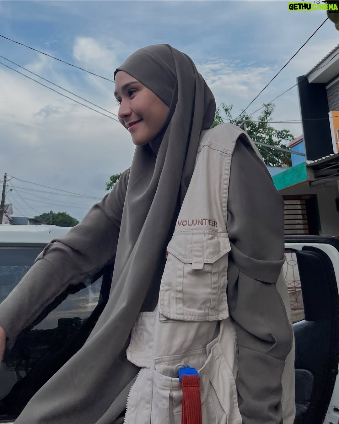 Zaskia Adya Mecca - 80K Likes - Janjian dari awal Ramadhan sama inda, mau survey2 tempat mana aja yang tepat untuk bergerak kedepannya… Ketemu lah tanggal 4 dengan plan ke kajian bulanan tuna netra yang Rutin @_indadari_ buat dan nyamperin keluarga2 yang tinggal dibawah kolong jembatan…
Pagi2 setelah terbangun, melihat berita banjir dibanyak tempat.. ku chat Inda sebelum jalan, “ini gimana kalo kita lanjut gerak ke tempat banjir, bikin posko sekalian!!” Ternyata kami punya pemikiran yang sama..
Dengan persiapan uang tadinya hanya untuk para tuna netra & keluarga kolong jembatan, ku bikin link donasi Rangkul di @kitabisacom , taunya setelah dzuhur Allah gerakin hati seseorang yang ga mau di sebut namanya mendadak transfer jumlah besar sekali minta disalurkan ke korban banjir (🥹🥲 cry, Allah mudahin banget!) langsung kita belanja makanan, alat kebersihan, lilin, air minum, beli perahu karet, dll
Sampai di titik banjir Villa nusa Indah belum ada yang bikin posko, tapi ada 1 truk TNI juga perahu karet, akhirnya kita bersinergi dengan bapak2 tentara 🙏🏻 pas kami sampai, sesimpel pada bilang “kami butuh air minum.. dr subuh mati lampu pun banjir sampai 3 meter!!”
Semakin sore air surut, makanan pun siap juga lilin, dll kami sudah bisa muter naik mobil ke dalam gang2 kecil untuk mendistribusikan bantuan.. walau kami tau bantuan kami tidak seberapa dengan beratnya musibah yang saudara2 kita rasakan di subuh2 saat Ramadhan, tapi setidaknya kehadiran kami memberikan energi kepada mereka bahwa ada kita ada dan insyaa Allah siap membantu..
Insyaa Allah kami hari ini akan kembali ke beberapa titik.. makasi juga partisipasinya, yang ikutan mau membantu di link Bio aku pilih Rangkul bersama..
🤗🤗🤗 makasih buat yang udah membersamai, Allah tau setiap peran kalian sekecil apapun itu.. Barakallahufiik🫶🏻