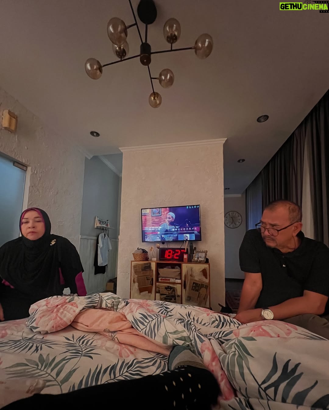 Zaskia Adya Mecca - 100.6K Likes - Sedikit cerita seminggu sebelum Ramadhan ku, waktu hari selasa minggu lalu entah knp sepanjang meeting aku pengen posisi meringkuk kaya mau bertelur 😂😂 kirain lelah2 biasa aja.. lalu hari berjalan normal, sampai hari rabu setelah live, aku milih tidur siang! (Jujur da berasa aneh, krn biasanya cuma bisa tidur siang kalau ga enak badan) , tapi lagi2 masi denial..
Akhirnya hari kamis ku ambil day off, seharian dikamar kaya nyari energi, qadarullah malemnya perut Kaba kolik sampai kita bawa ke RS dan dirawat 1 malam.. sepanjang di RS nemenin Kaba, badan ku rasanya gak karuan luar biasa, tapi ku pikir “kurang tidur kayanya, krn urus kaba semaleman begadang”
Dihari jumat jalan udah kaya orang mabok, pegangan terus juga demam 😅 akhirnya setelah sabtu selesai tugas mendampingi saudaraku nikah, baru cek darah.. ternyata positif thyfus dan dari hasil leukosit yang super drop tampaknya sudah 2-3hari sakitnya..
Sempet coba rawat dirumah sampai senin, tapi makin ga enak badannya akhirnya nyerah dirawat 3 hari di RS… Alhamdulillah segeran lebih cepet, dan dapet istirahat yang proper (krn ku minta ga usah ada yang nemenin aku bermalam selama di RS)
Alhamdulillah sekarang udah sehaaat sesuai doa ku kmrn, “dikasih badan yang Fit pas Ramadhan mulai” 🤗❤️
Makasiih doa, ucapan, kiriman dan perhatiannya kmrn baik yang dateng, wasap, terutama yang ngurusin aku dirumah.. sayang sekali sama kaliaaaan!!!! Energinya, menjadi booster aku sangat❤️❤️❤️
Maaf ya badan, butuh 5hari aku buat menyadari kalo lagi sakit betulan🥲 pun10🙌🏻