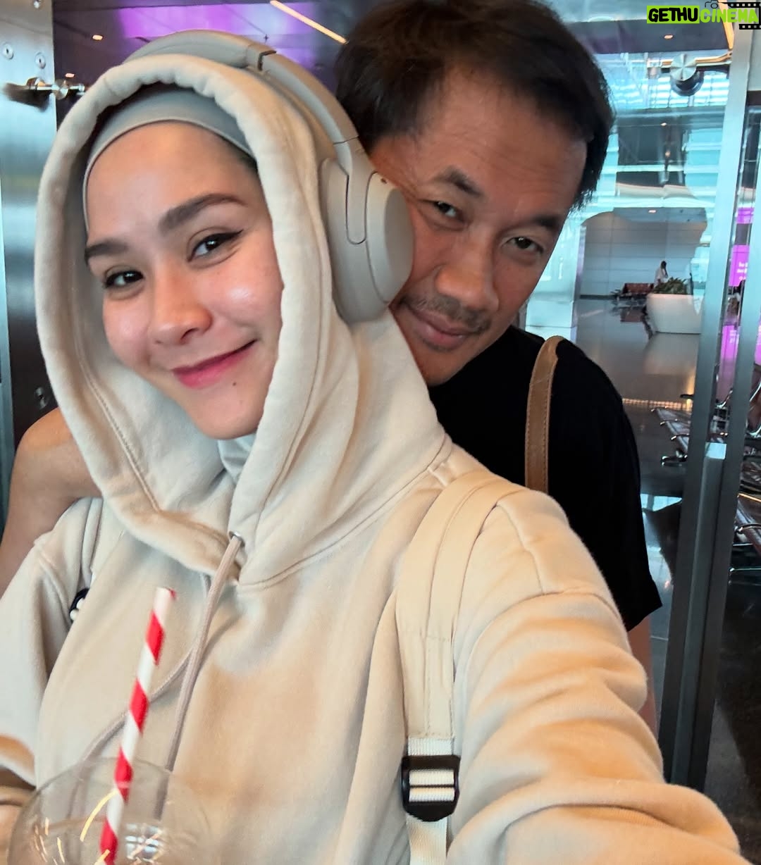 Zaskia Adya Mecca - 95.8K Likes - Baru 2tahun belakangan ini aku mudah berpergian jauh & nemenin suami kegiatan diluar negri.. karna sebelum itu kendala selalu punya bayi, menyusui, dll yang mengharuskan minimal bawa anak paling kecil kalau pergi lebih dari 2hari.. Bisa aja sih bawa, tapi pasti ngga praktis, juga para kakak akan protes “kenapa adiknya aja yang dibawa?!”
Inget banget @hanungbramantyo gelisah setiap mau kerja jauh dan lama.. ku bilang, “Sabar yaa, akan ada waktunya ia bisa nemenin kamu setiap saat dan anak2 akan ngerti bisa ditinggal”
And here we are! Emang agak terasa bales dendam 🤣 kmrn dalam 1 tahun bisa sebulan 2x pergi keluar negri yang jauh, tadinya ketakutan terbesarku itu naik pesawat, tapi semenjak pulang dari Aqso rasa itu hilang total alhamdulillah 🥹❤️ skr udah selalu dalam keadaan pasrah dan ikhlas aja setiap harus penerbangan jauh juga panjang.. bisa punya quality time lagi sama @hanungbramantyo pun diri sendiri..
Untuk buibu yang masi belum leluasa kaya aku sekarang, sabar yaaa 🥰 akan ada waktunya anak2 bisa mengerti ketika kita gantian ngurusin bapaknya… Nikmatin aja setiap prosesnya, karna semua terasa sekejap mata 🥹