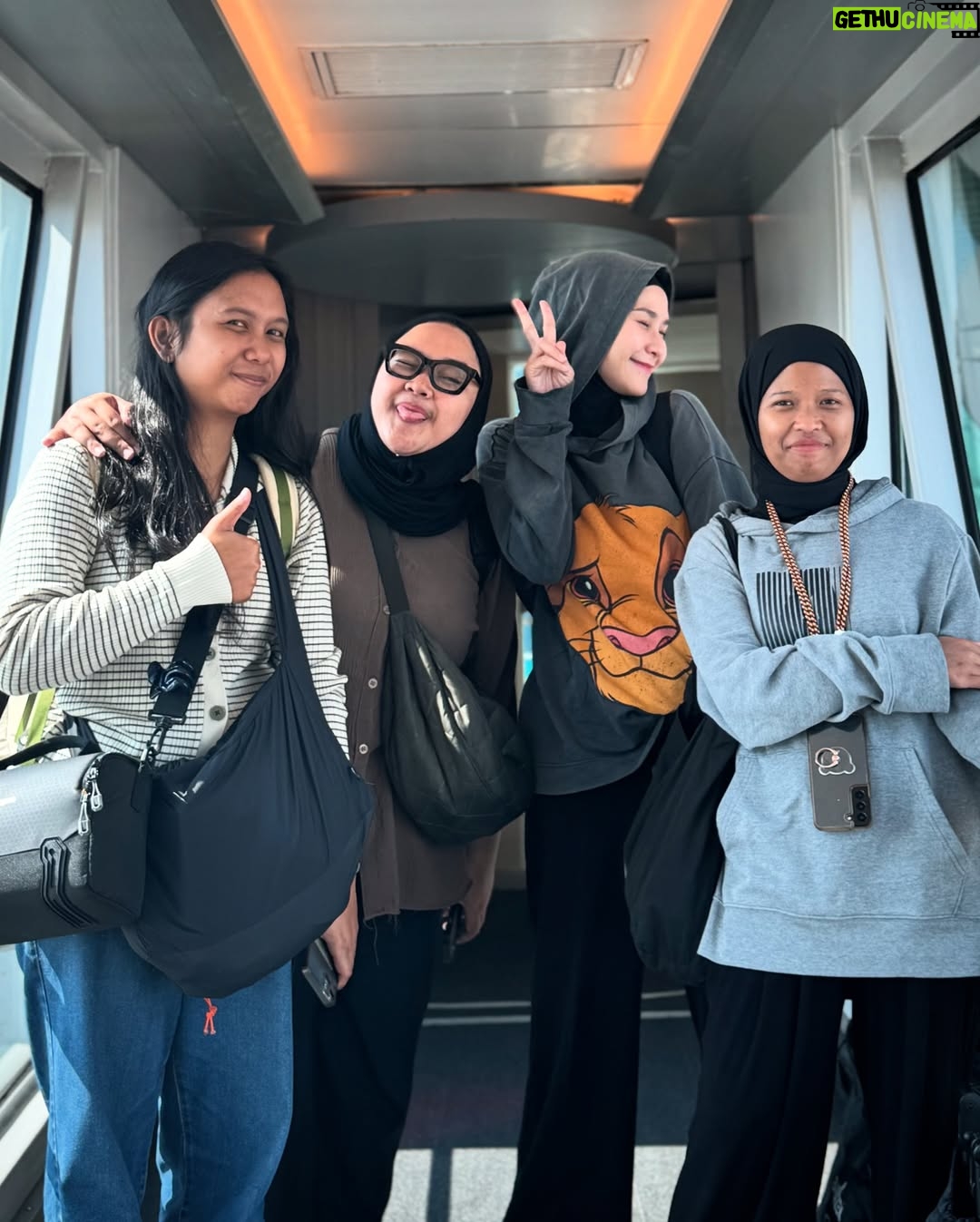 Zaskia Adya Mecca - 66.4K Likes - Plan cuma 2hari ke jogja karna ada hal urgent yang harus dikerjain, berujung 4hari 😅 itu juga setelah negosiasi alot sama anak2 dan pada bilang, “besok2 kalo cuma sebentar jangan ajak kita ke Jogja.. kita maunya lamaaa..”
Seenggaknya udah mgobatin rindu setelah 3bulan lebih ga pulang yah… makasi banyaaak, aku pulang sebentar dapet kiriman banyaaak dari @kalisdonuts.id , picnic roll @uno_dessertsnack , kue @kuriimii.cake , dll 🥹🫵 sayang sekali sama kota beserta isinya….