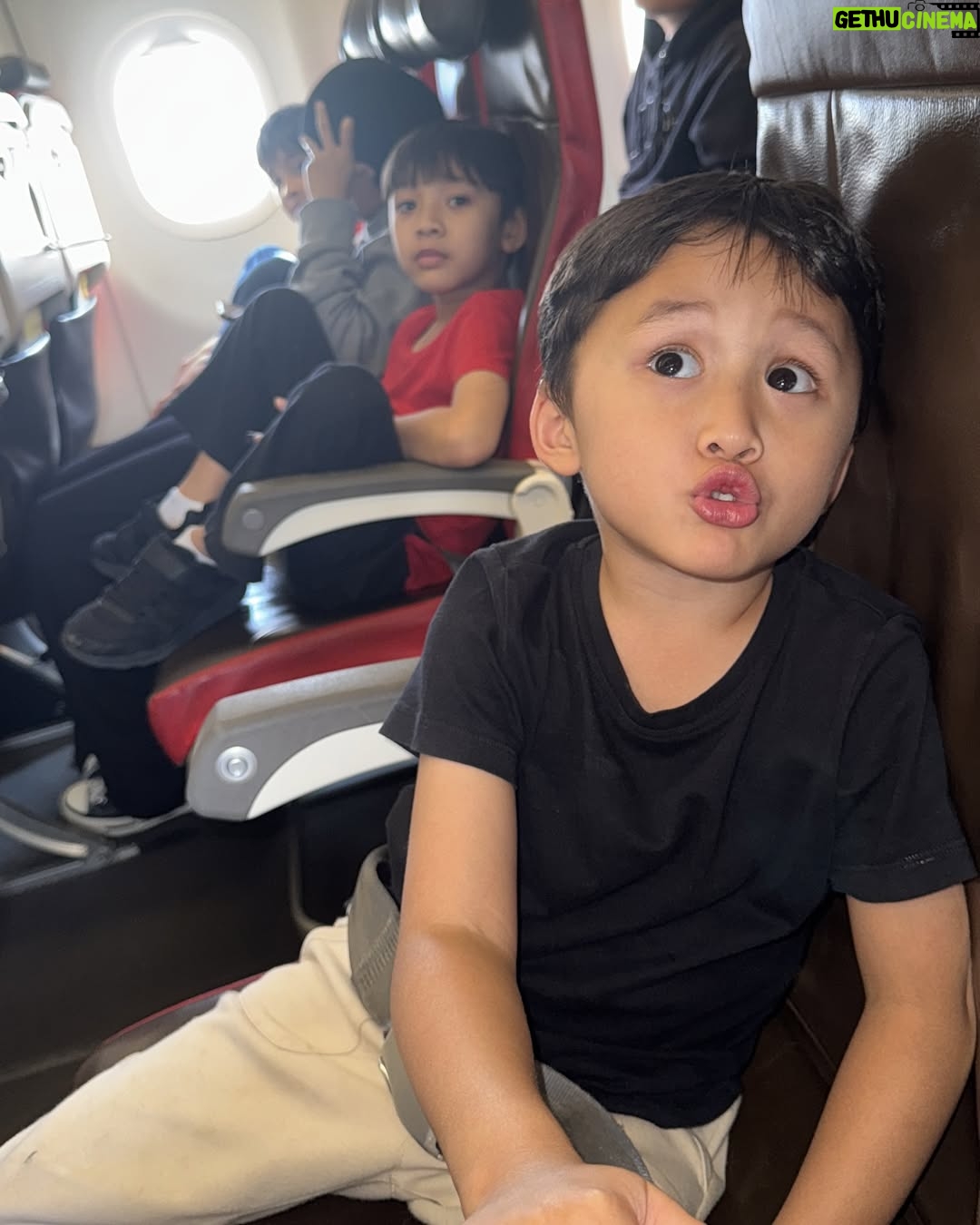 Zaskia Adya Mecca - 66.4K Likes - Plan cuma 2hari ke jogja karna ada hal urgent yang harus dikerjain, berujung 4hari 😅 itu juga setelah negosiasi alot sama anak2 dan pada bilang, “besok2 kalo cuma sebentar jangan ajak kita ke Jogja.. kita maunya lamaaa..”
Seenggaknya udah mgobatin rindu setelah 3bulan lebih ga pulang yah… makasi banyaaak, aku pulang sebentar dapet kiriman banyaaak dari @kalisdonuts.id , picnic roll @uno_dessertsnack , kue @kuriimii.cake , dll 🥹🫵 sayang sekali sama kota beserta isinya….