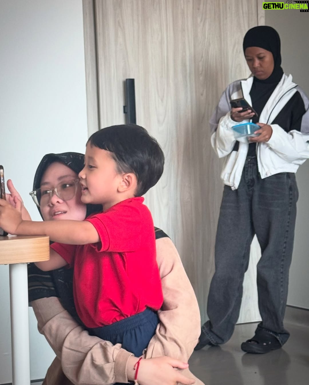 Zaskia Adya Mecca - 100.6K Likes - Sedikit cerita seminggu sebelum Ramadhan ku, waktu hari selasa minggu lalu entah knp sepanjang meeting aku pengen posisi meringkuk kaya mau bertelur 😂😂 kirain lelah2 biasa aja.. lalu hari berjalan normal, sampai hari rabu setelah live, aku milih tidur siang! (Jujur da berasa aneh, krn biasanya cuma bisa tidur siang kalau ga enak badan) , tapi lagi2 masi denial..
Akhirnya hari kamis ku ambil day off, seharian dikamar kaya nyari energi, qadarullah malemnya perut Kaba kolik sampai kita bawa ke RS dan dirawat 1 malam.. sepanjang di RS nemenin Kaba, badan ku rasanya gak karuan luar biasa, tapi ku pikir “kurang tidur kayanya, krn urus kaba semaleman begadang”
Dihari jumat jalan udah kaya orang mabok, pegangan terus juga demam 😅 akhirnya setelah sabtu selesai tugas mendampingi saudaraku nikah, baru cek darah.. ternyata positif thyfus dan dari hasil leukosit yang super drop tampaknya sudah 2-3hari sakitnya..
Sempet coba rawat dirumah sampai senin, tapi makin ga enak badannya akhirnya nyerah dirawat 3 hari di RS… Alhamdulillah segeran lebih cepet, dan dapet istirahat yang proper (krn ku minta ga usah ada yang nemenin aku bermalam selama di RS)
Alhamdulillah sekarang udah sehaaat sesuai doa ku kmrn, “dikasih badan yang Fit pas Ramadhan mulai” 🤗❤️
Makasiih doa, ucapan, kiriman dan perhatiannya kmrn baik yang dateng, wasap, terutama yang ngurusin aku dirumah.. sayang sekali sama kaliaaaan!!!! Energinya, menjadi booster aku sangat❤️❤️❤️
Maaf ya badan, butuh 5hari aku buat menyadari kalo lagi sakit betulan🥲 pun10🙌🏻