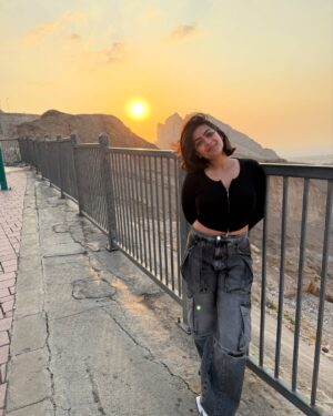 Zayn Marie Khan Instagram - Duba(i) duba(i) rehta hoon aankhon mein teri 🏜️ ft. Desert Owais(is), Syed the Pyed, Arabian Harry Potter 🌵🐪🌅