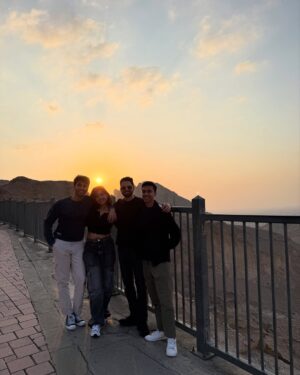 Zayn Marie Khan Instagram - Duba(i) duba(i) rehta hoon aankhon mein teri 🏜️ ft. Desert Owais(is), Syed the Pyed, Arabian Harry Potter 🌵🐪🌅