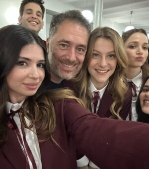 Zeynep Atılgan Instagram - 🕺💃🏻🦑🐊 bugün !! ⏰ 

#kardelenler 
@kardelenlerdizi