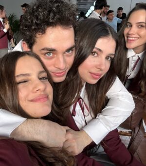 Zeynep Atılgan Instagram - 🕺💃🏻🦑🐊 bugün !! ⏰ 

#kardelenler 
@kardelenlerdizi
