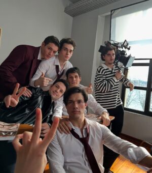 Zeynep Atılgan Instagram - 🕺💃🏻🦑🐊 bugün !! ⏰ 

#kardelenler 
@kardelenlerdizi