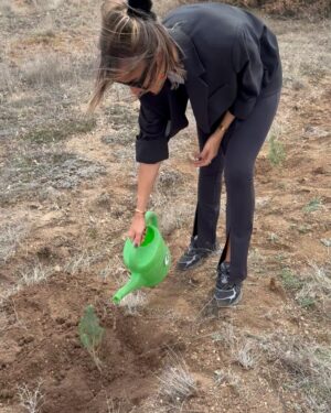 Zeynep Tokuş Instagram - Haftasonu ağaç dikmekten daha güzel bir şey olabilir mi !! Babacığıma 85. yaş günü hediyesi… sen bize can verdin inşallah ismini taşıyan bu orman da yaşama can olsun yuva olsun babacım….🥹💚🙏🏽

#ağaç #fidan #hatıraormanı #egeormanvakfı