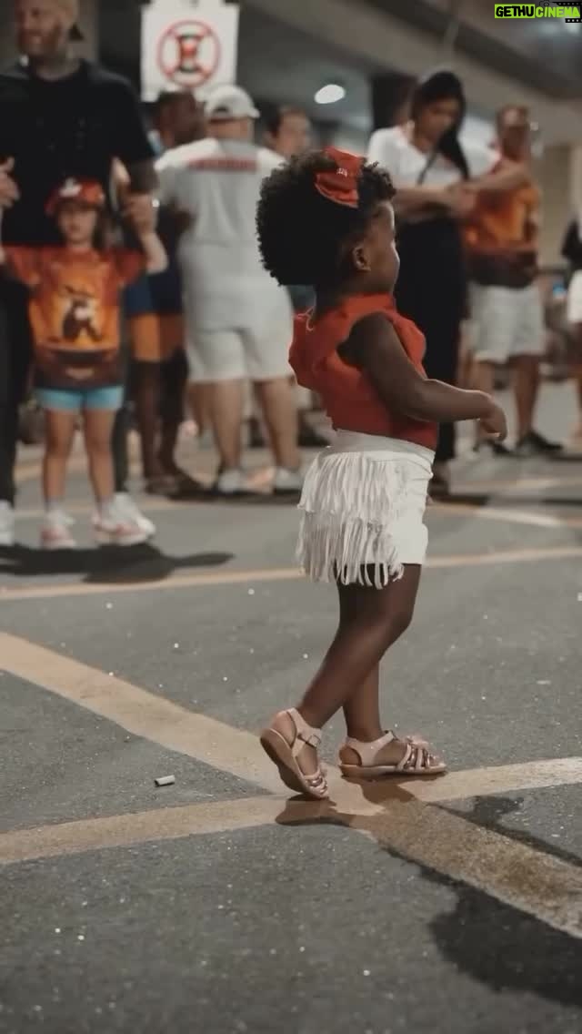 Zezeh Barbosa - 8.1K Likes - Ritmo de hoje!💃🏿
Acordei na mesma frequência que essa mini querida!!!❤️
Ótimo final de semana, amoresssss🍀
Via @nosso.povo | @moyoafrika
.
.
.
.
#sambanopé #samba #escoladesamba #carnaval2025 #carnavalizou #carnavalesca #orgulhonegro #consciêncianegra